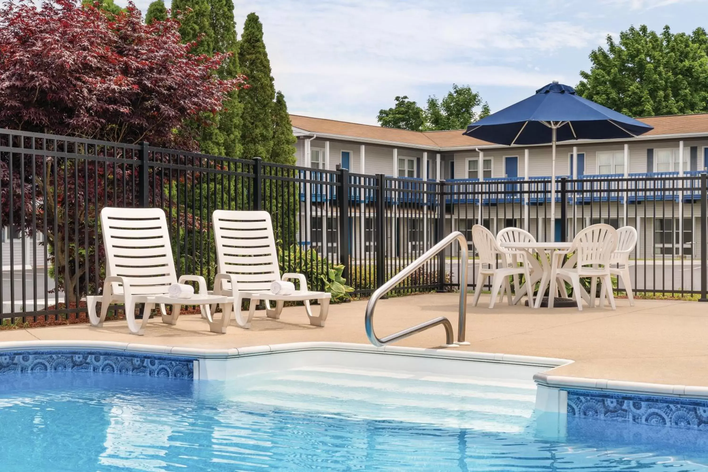 Property building, Swimming Pool in Days Inn by Wyndham Middletown/Newport Area