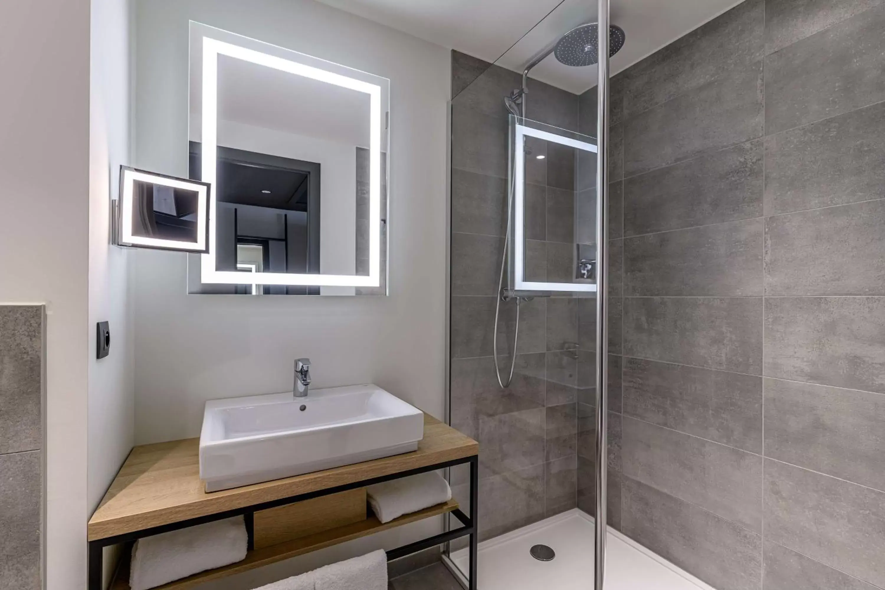 Shower, Bathroom in Park Inn by Radisson Antwerp Berchem