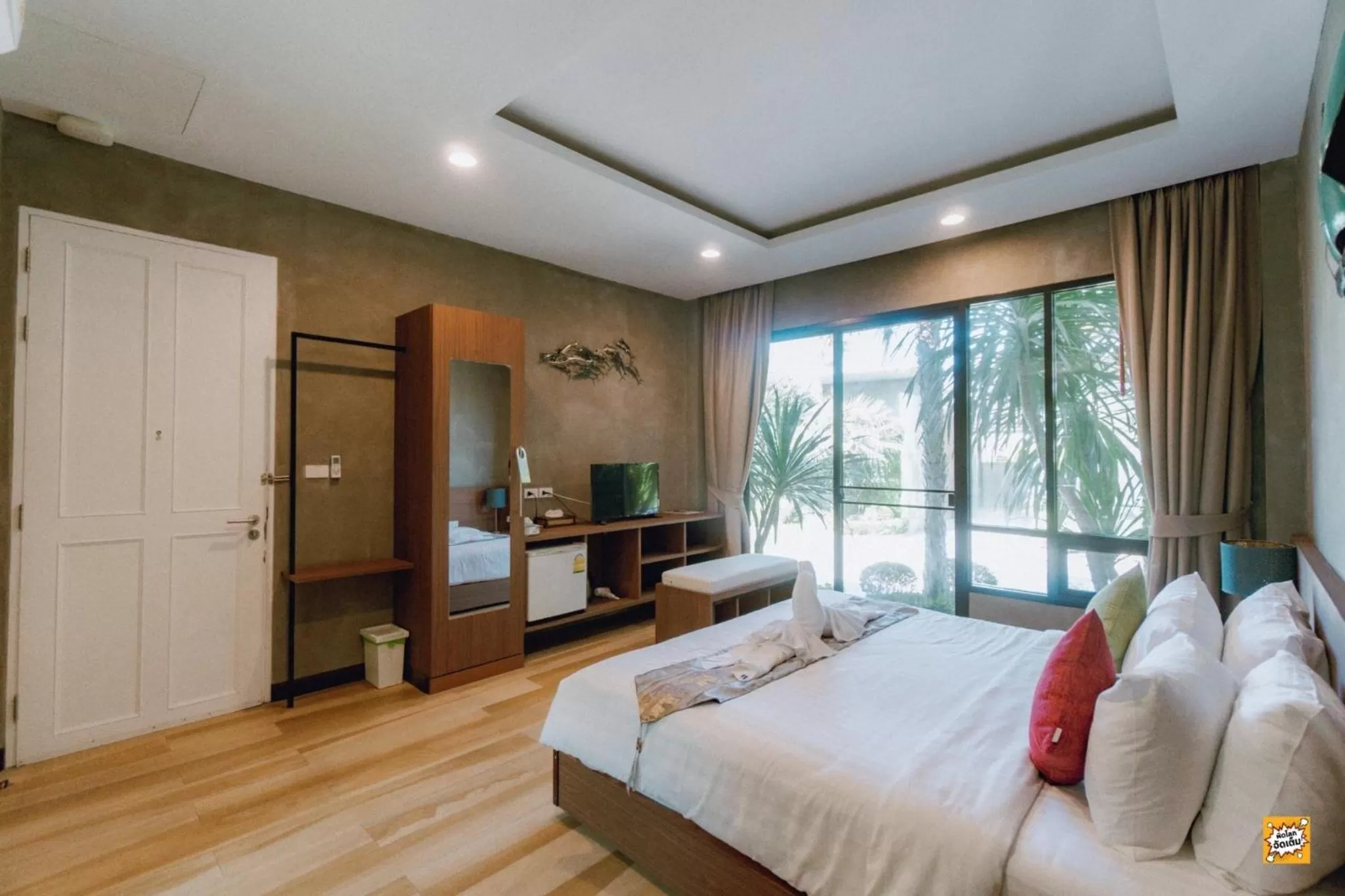 Photo of the whole room, Bed in Blue River Resort