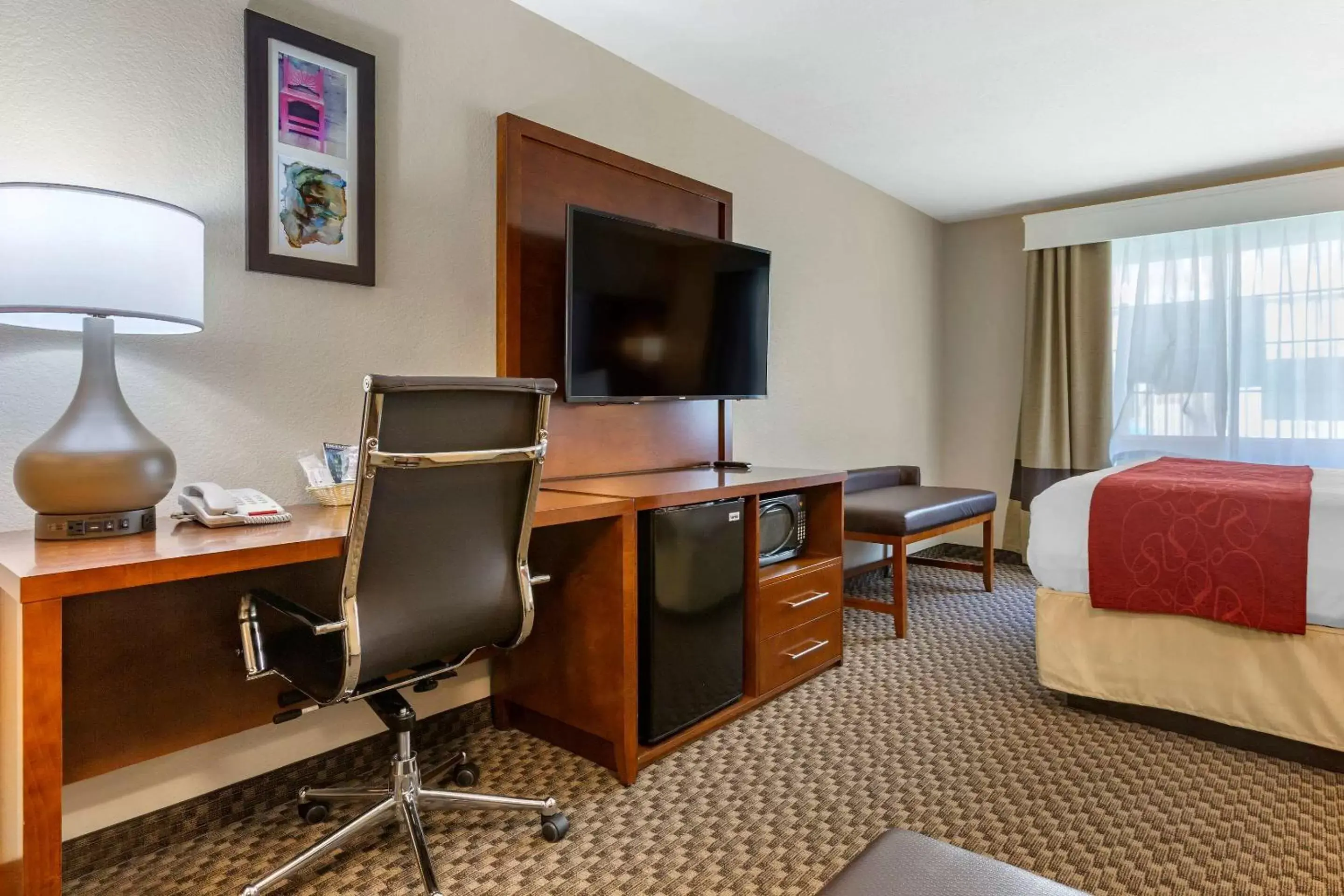 Photo of the whole room, TV/Entertainment Center in Comfort Suites Phoenix Airport