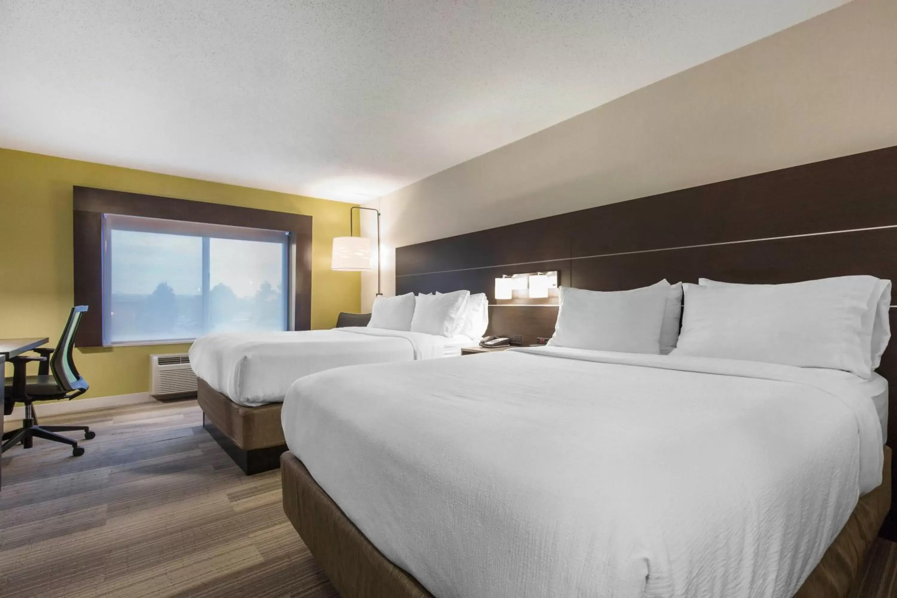 Photo of the whole room, Bed in Holiday Inn Express and Suites Chicago West - St Charles, an IHG Hotel