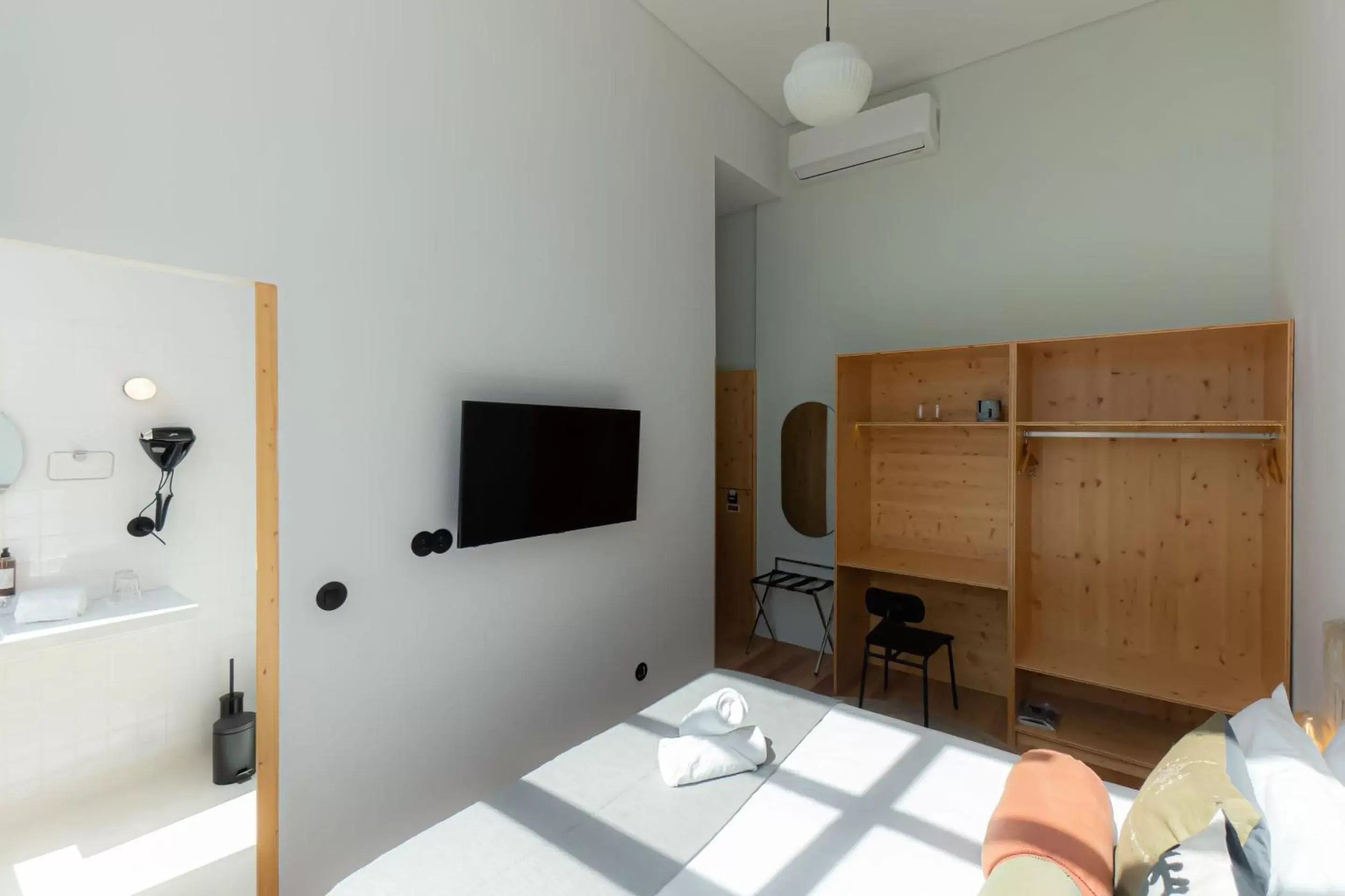 Bedroom, TV/Entertainment Center in Selina Porto