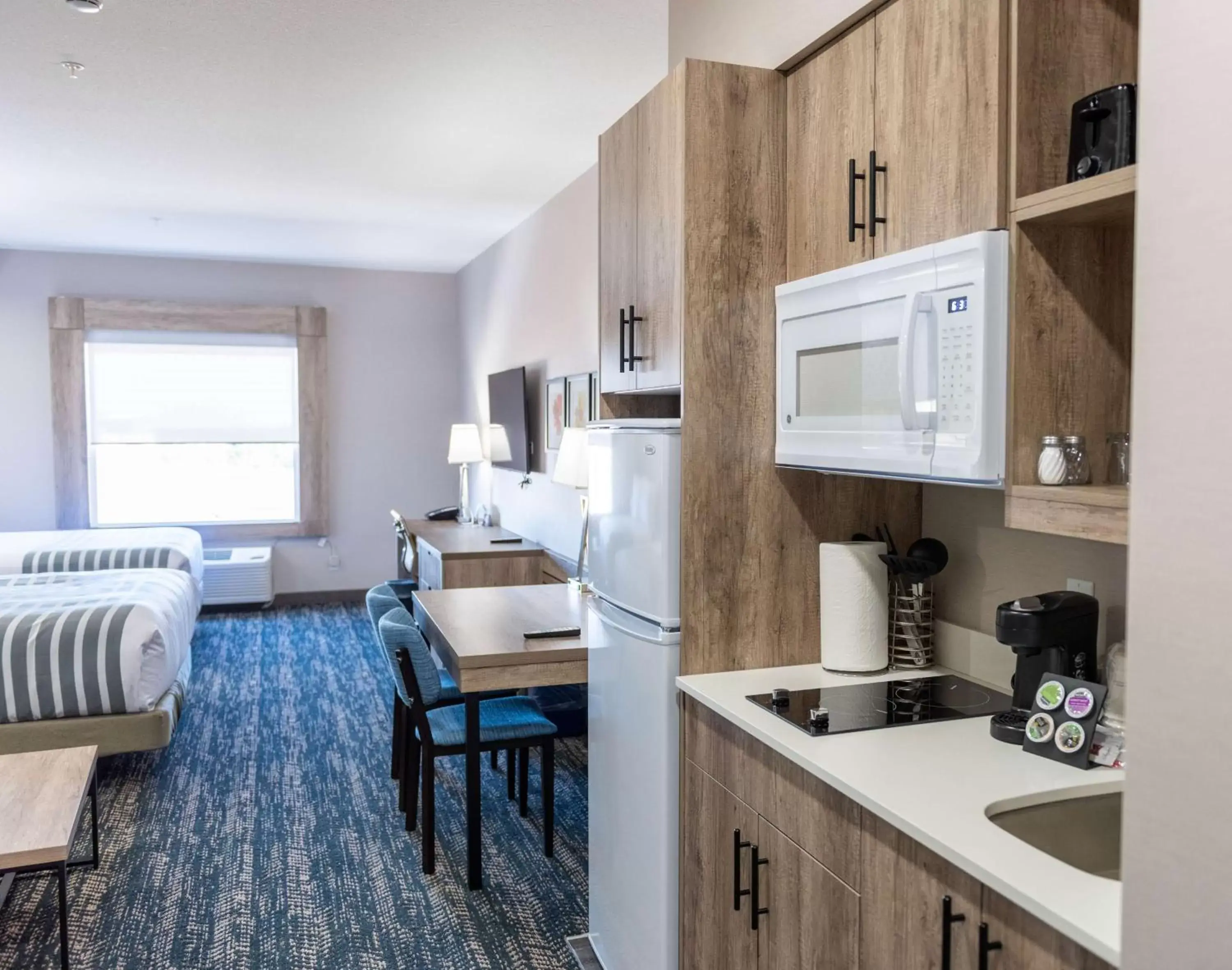 Kitchen or kitchenette, Kitchen/Kitchenette in Best Western Premier Executive Residency Medicine Hat