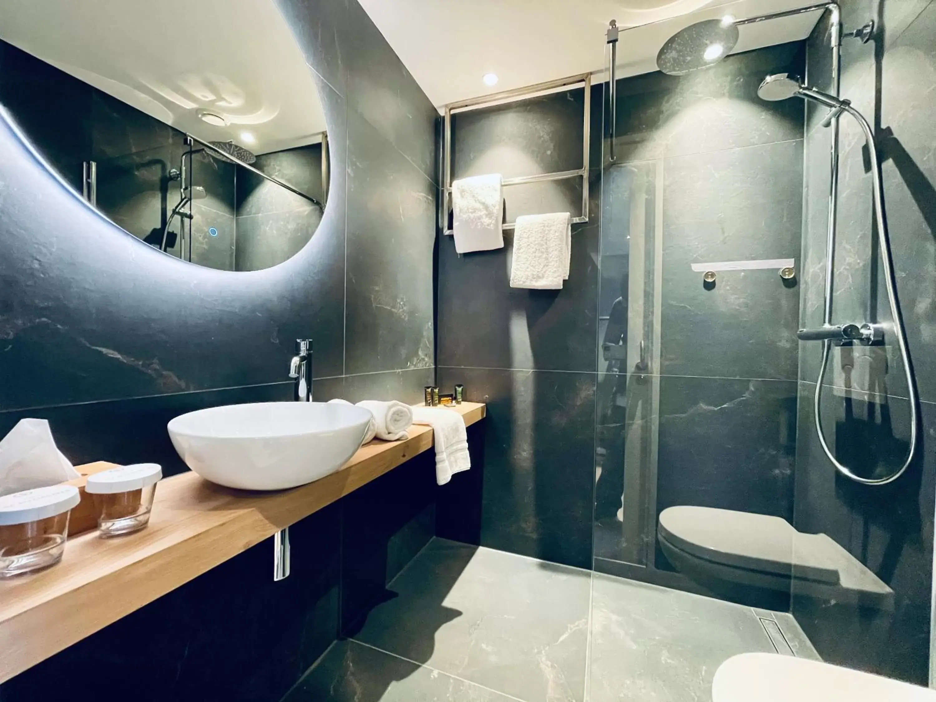 Shower, Bathroom in Hotel de Sterrenberg - Adults Only
