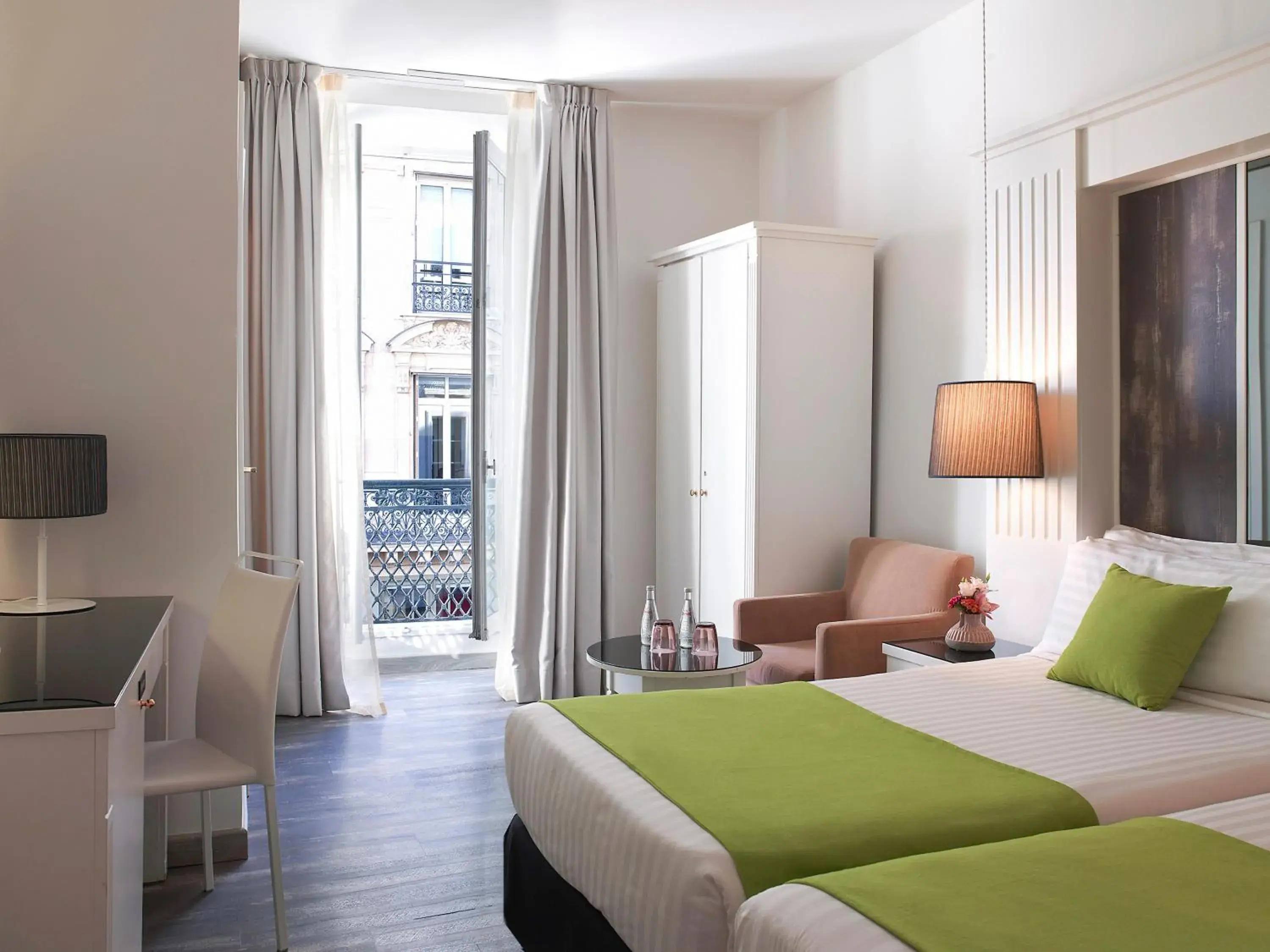 Photo of the whole room, Bed in Hotel Paris Opera managed by Melia