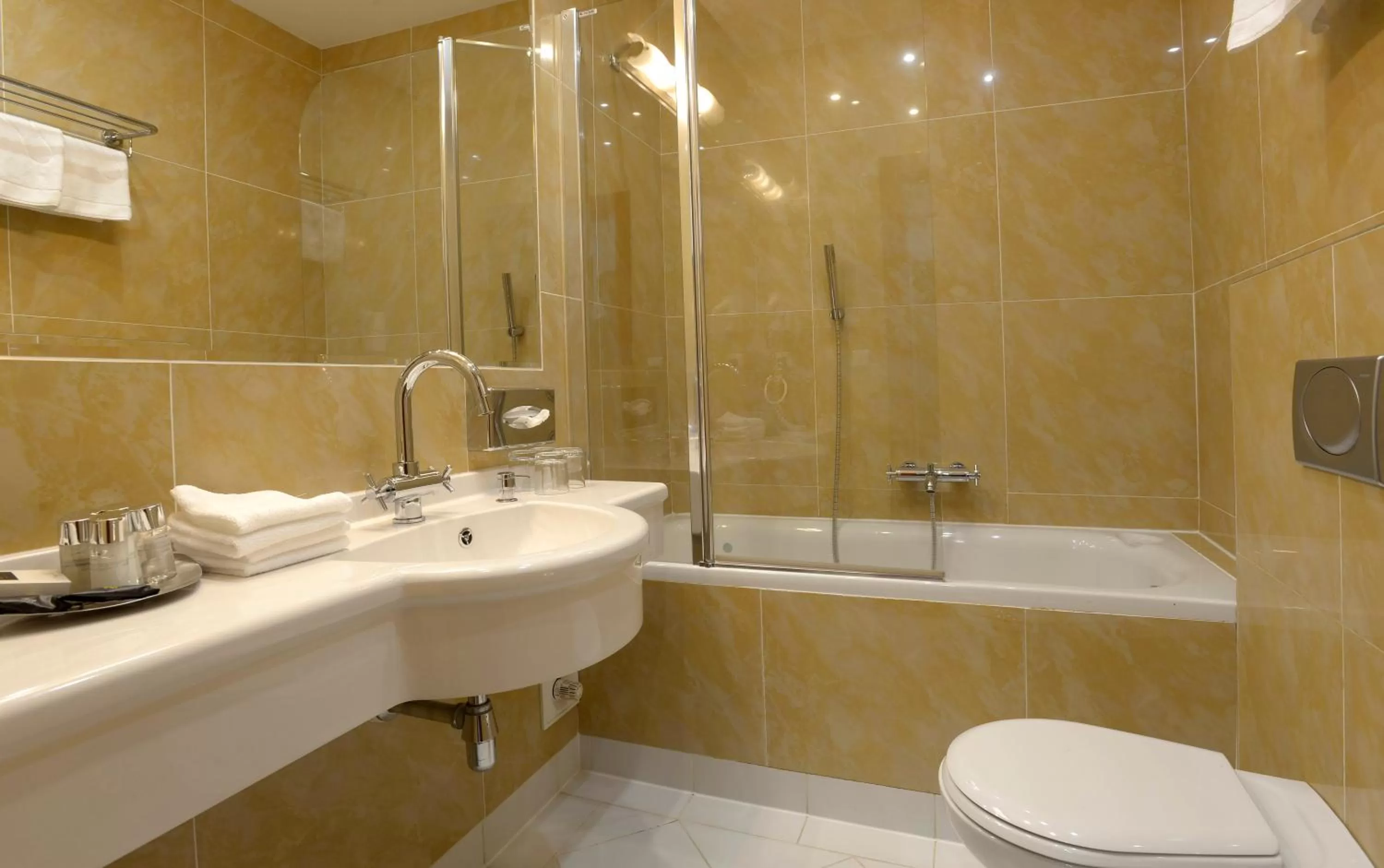 Bathroom in Hotel Grand