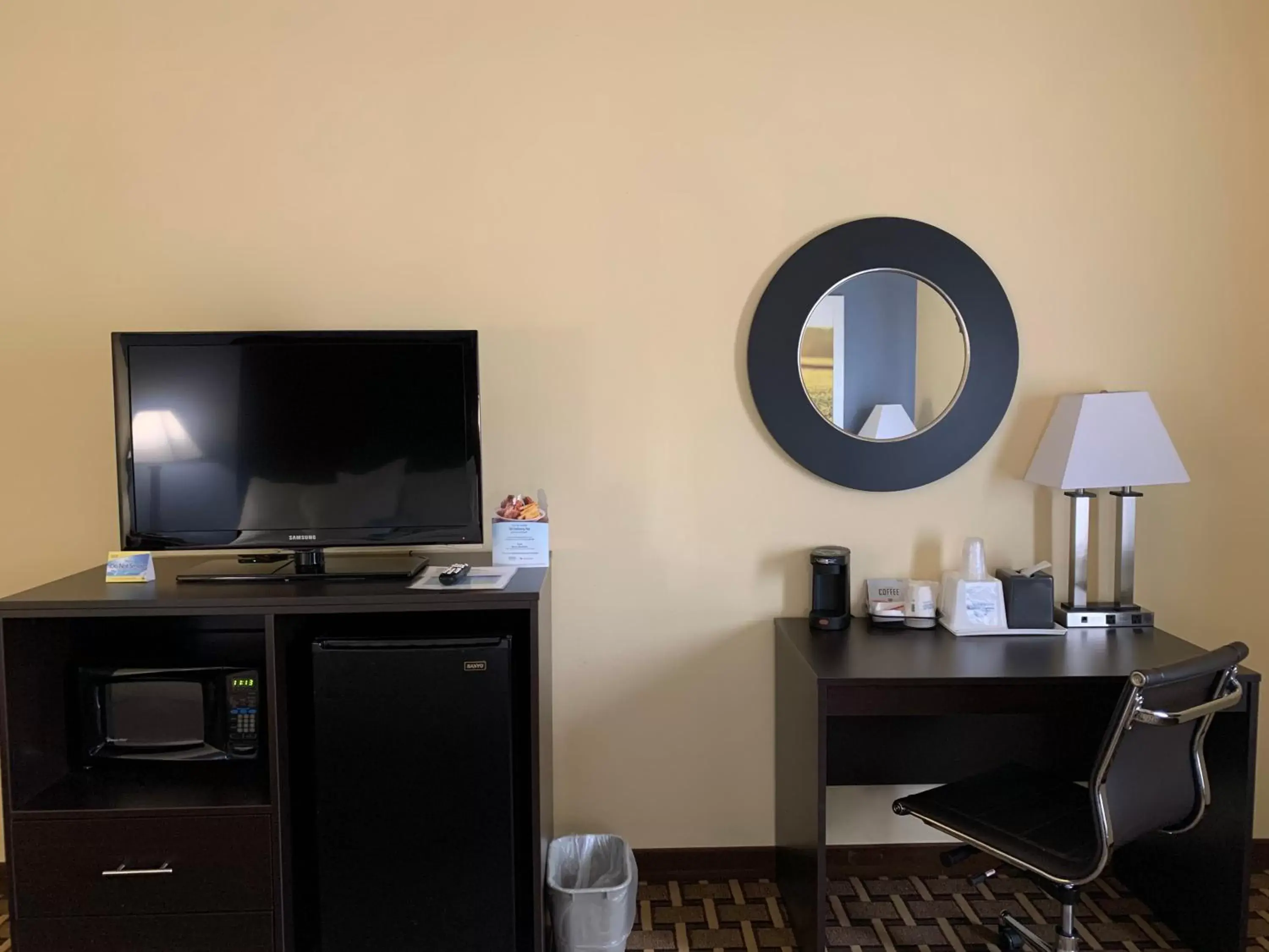 TV and multimedia, TV/Entertainment Center in Days Inn by Wyndham Mauldin/Greenville
