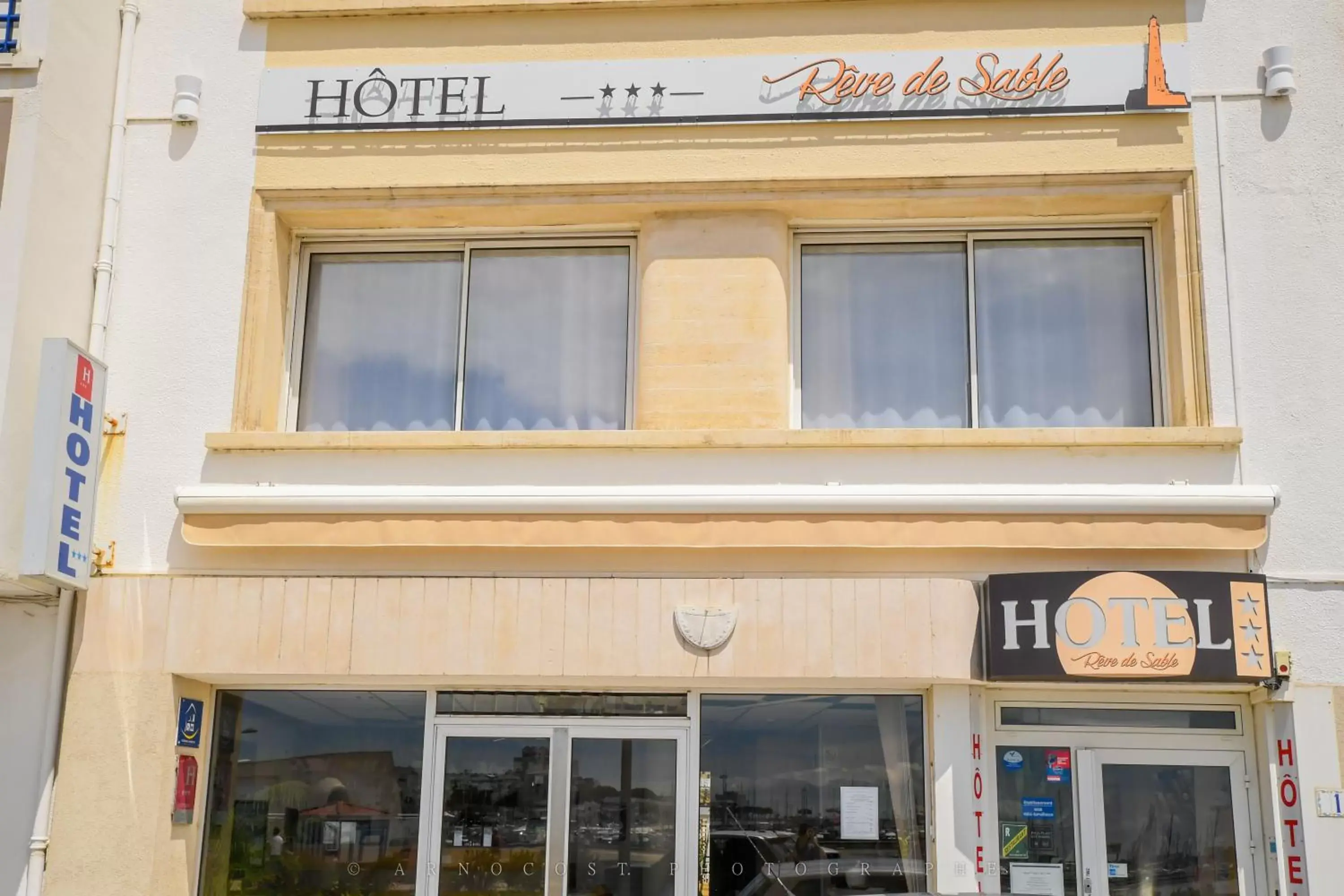 Facade/entrance, Property Building in Logis Hôtel Rêve de Sable