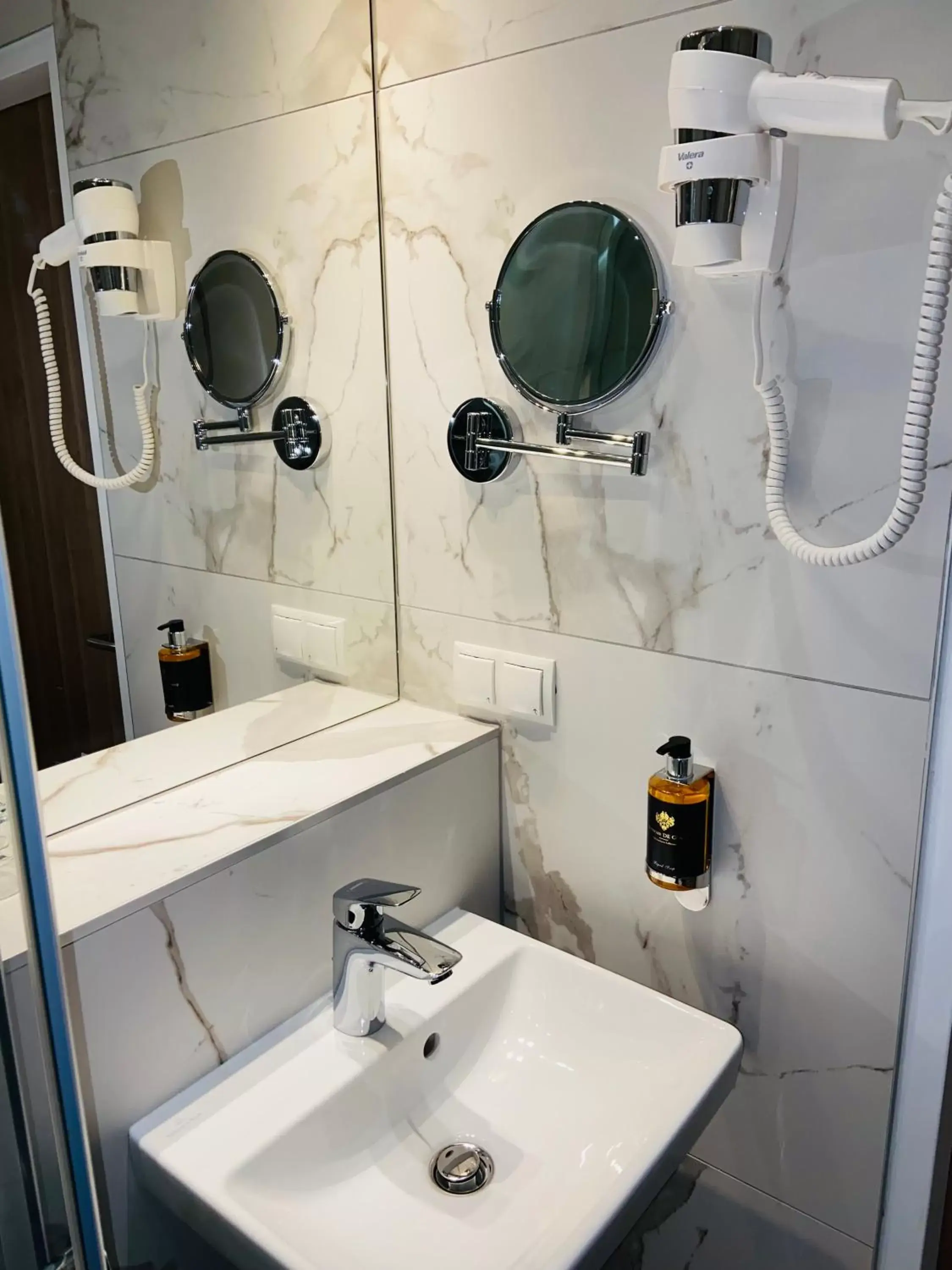 Bathroom in Hotel Marc Aurel - Newly refurbished