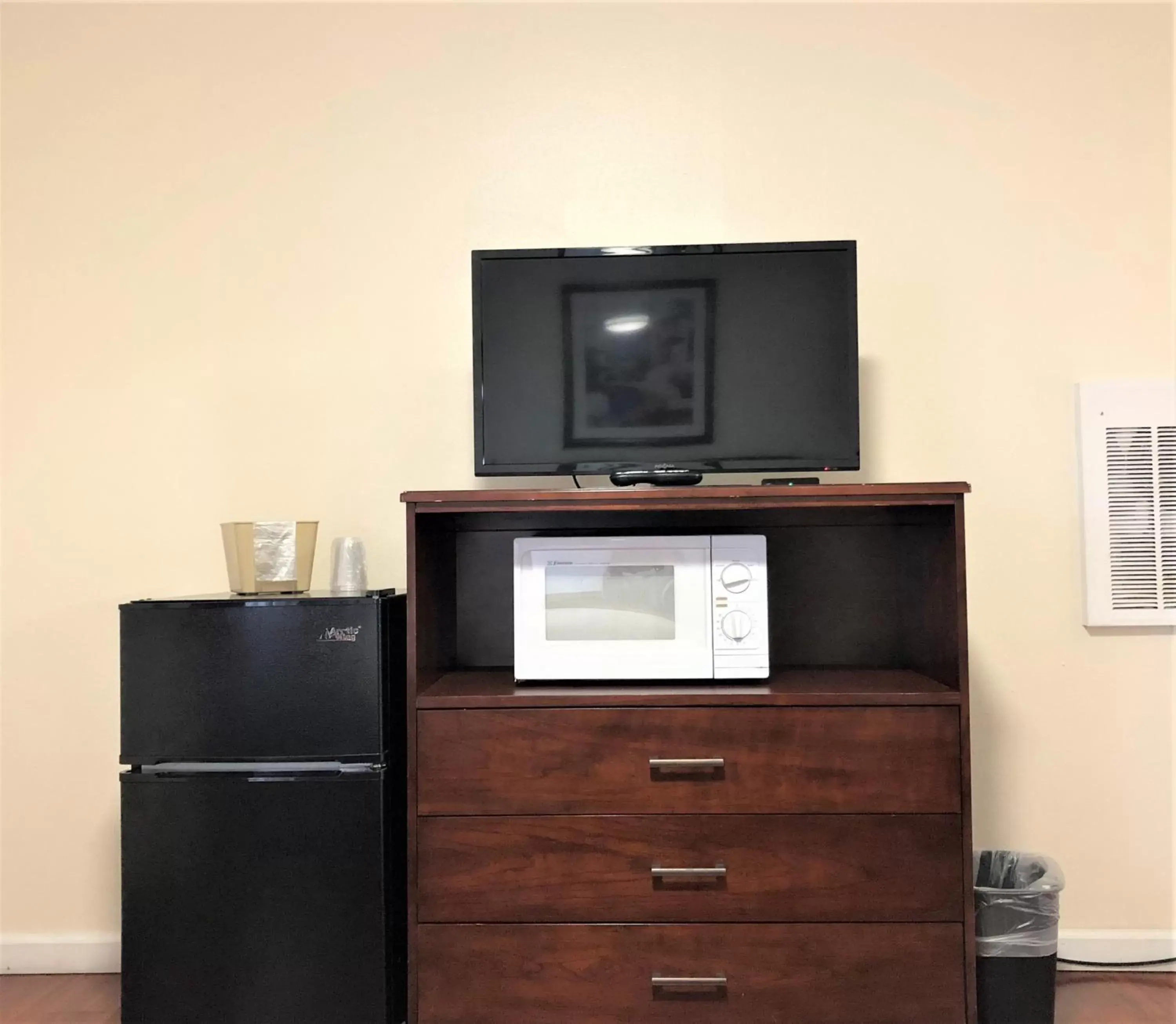 TV and multimedia, TV/Entertainment Center in Blue Coast Inn & Suites