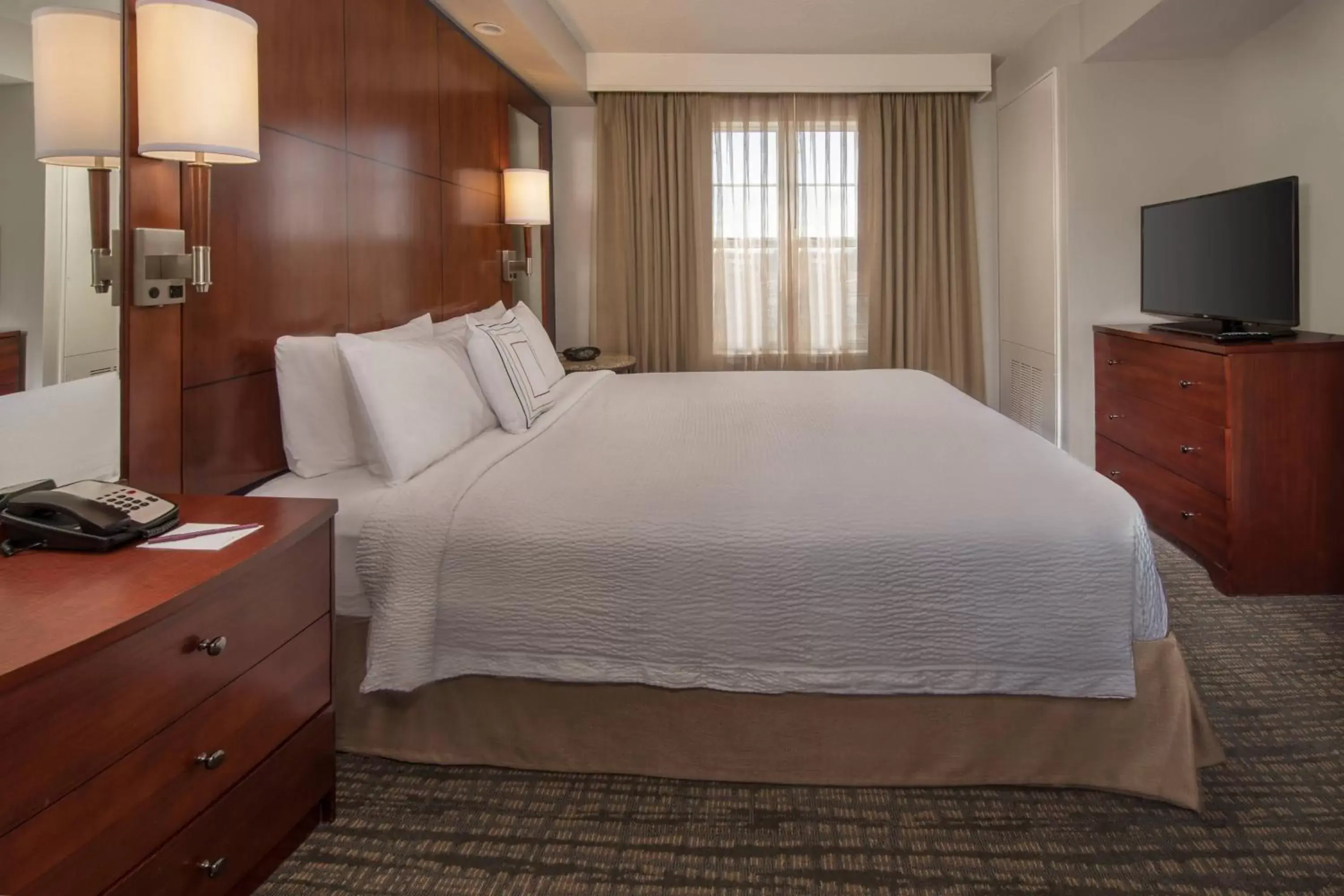Bedroom, Bed in Residence Inn Dulles Airport At Dulles 28 Centre