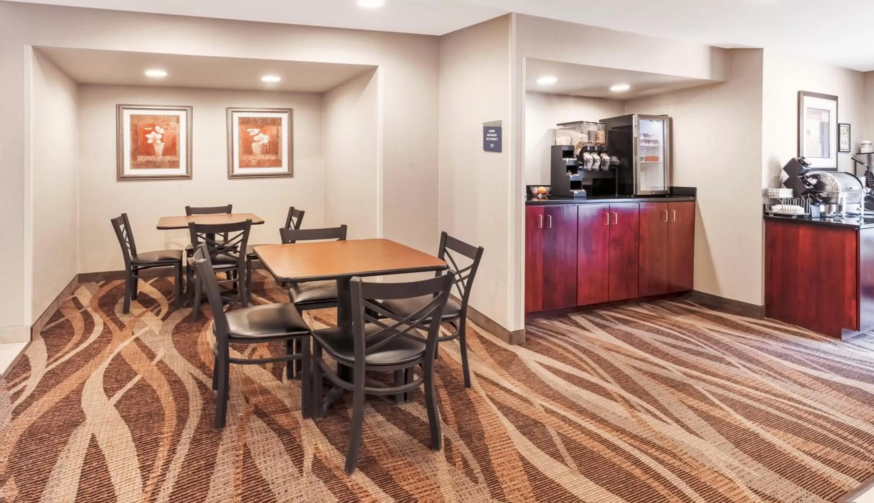 Banquet/Function facilities, Restaurant/Places to Eat in Cobblestone Inn & Suites - Durand