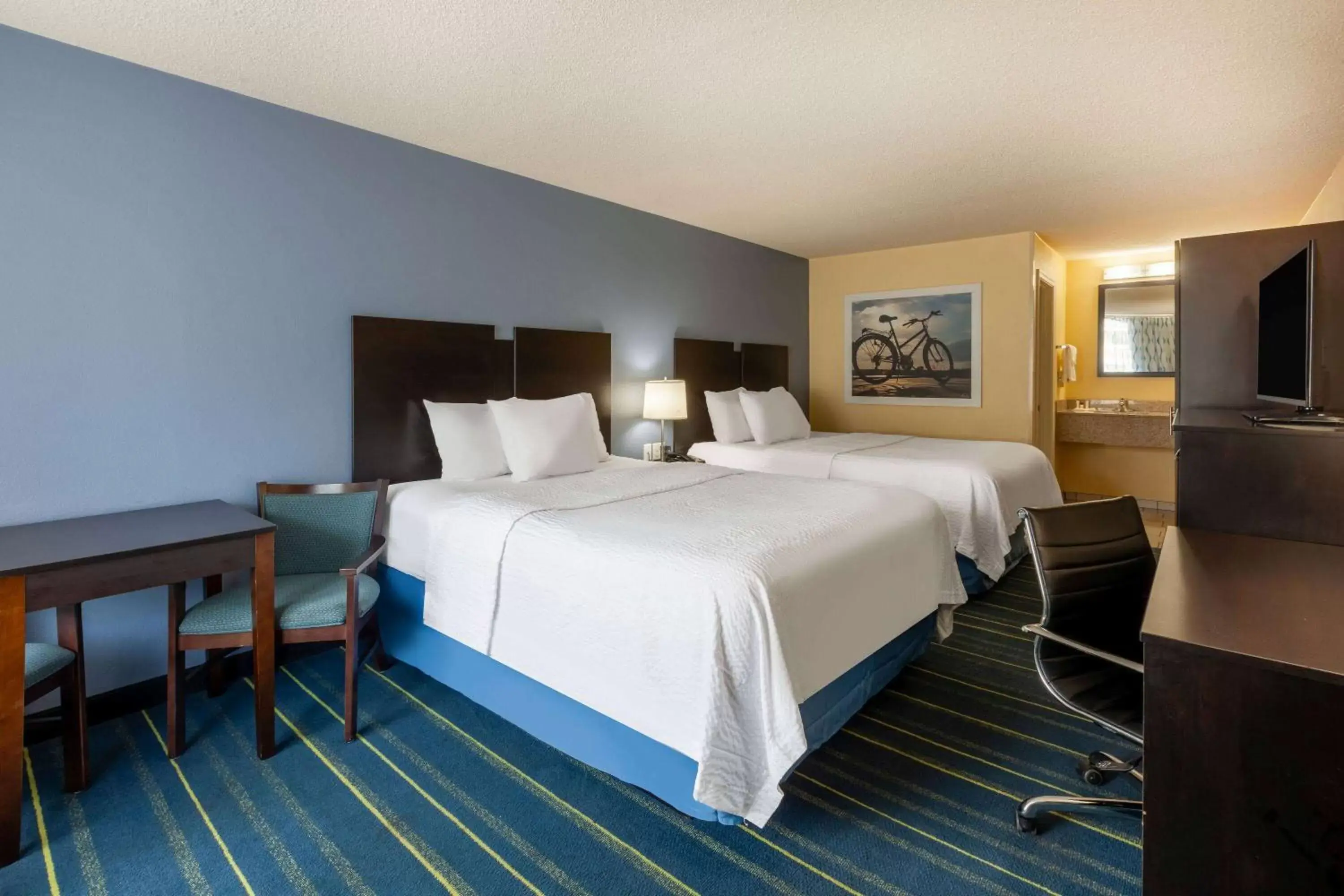 Photo of the whole room, Bed in Days Inn by Wyndham Charles Town