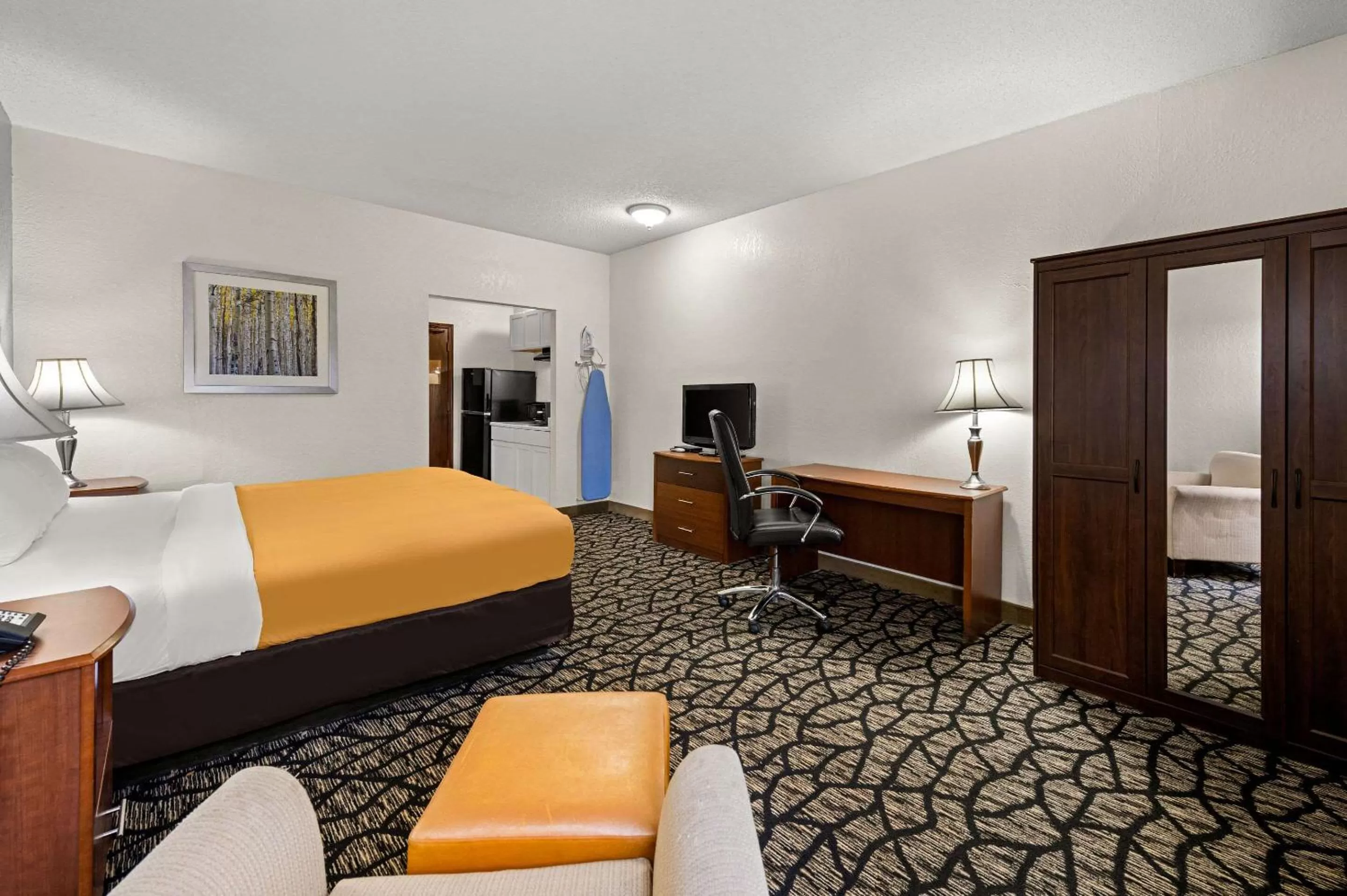 Bedroom, Bed in Suburban Studios Kansas City Airport North