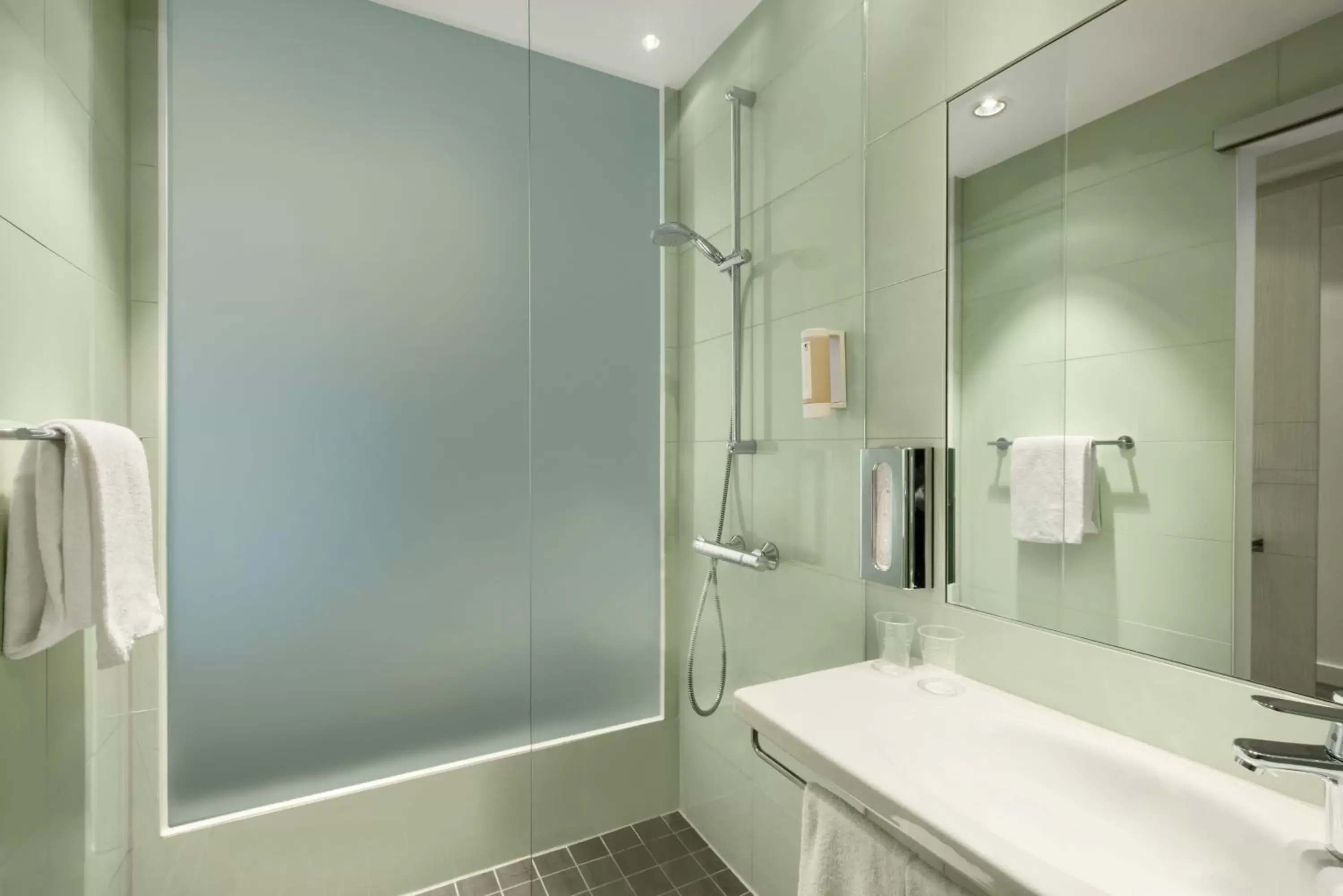 Shower, Bathroom in Super 8 by Wyndham Dresden