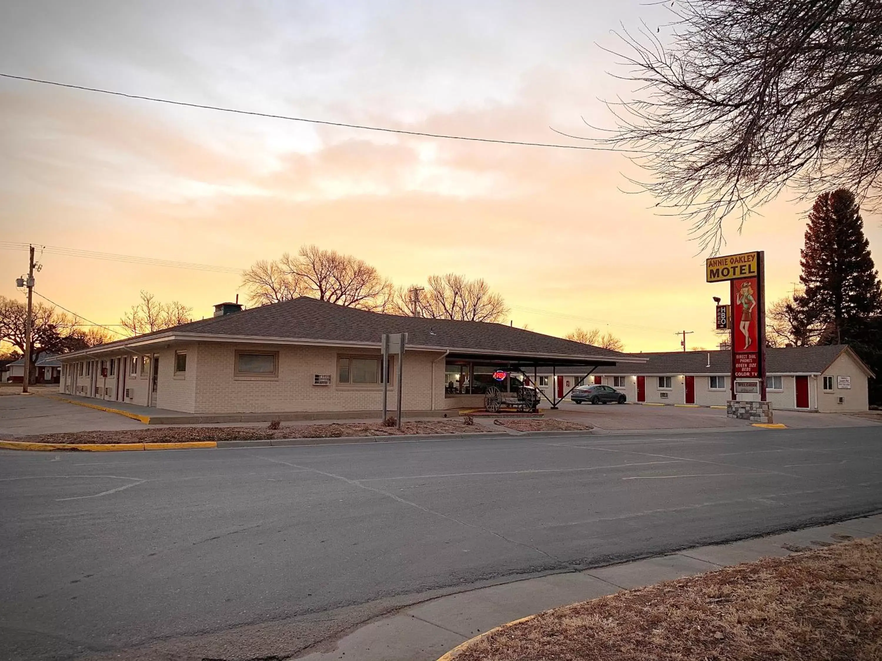 Property Building in Annie Oakley Motel Oakley