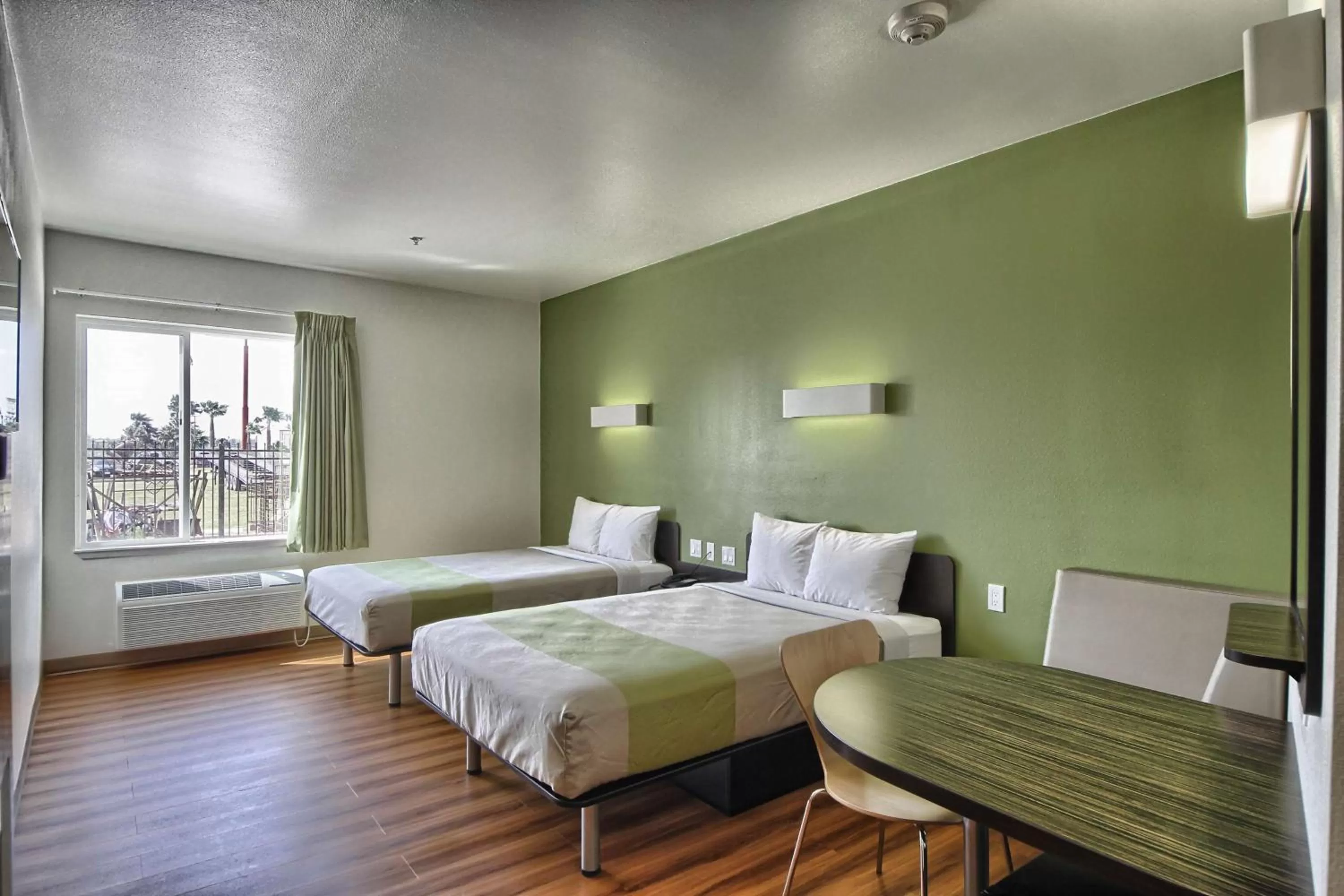 Photo of the whole room, Bed in Motel 6-Weslaco, TX