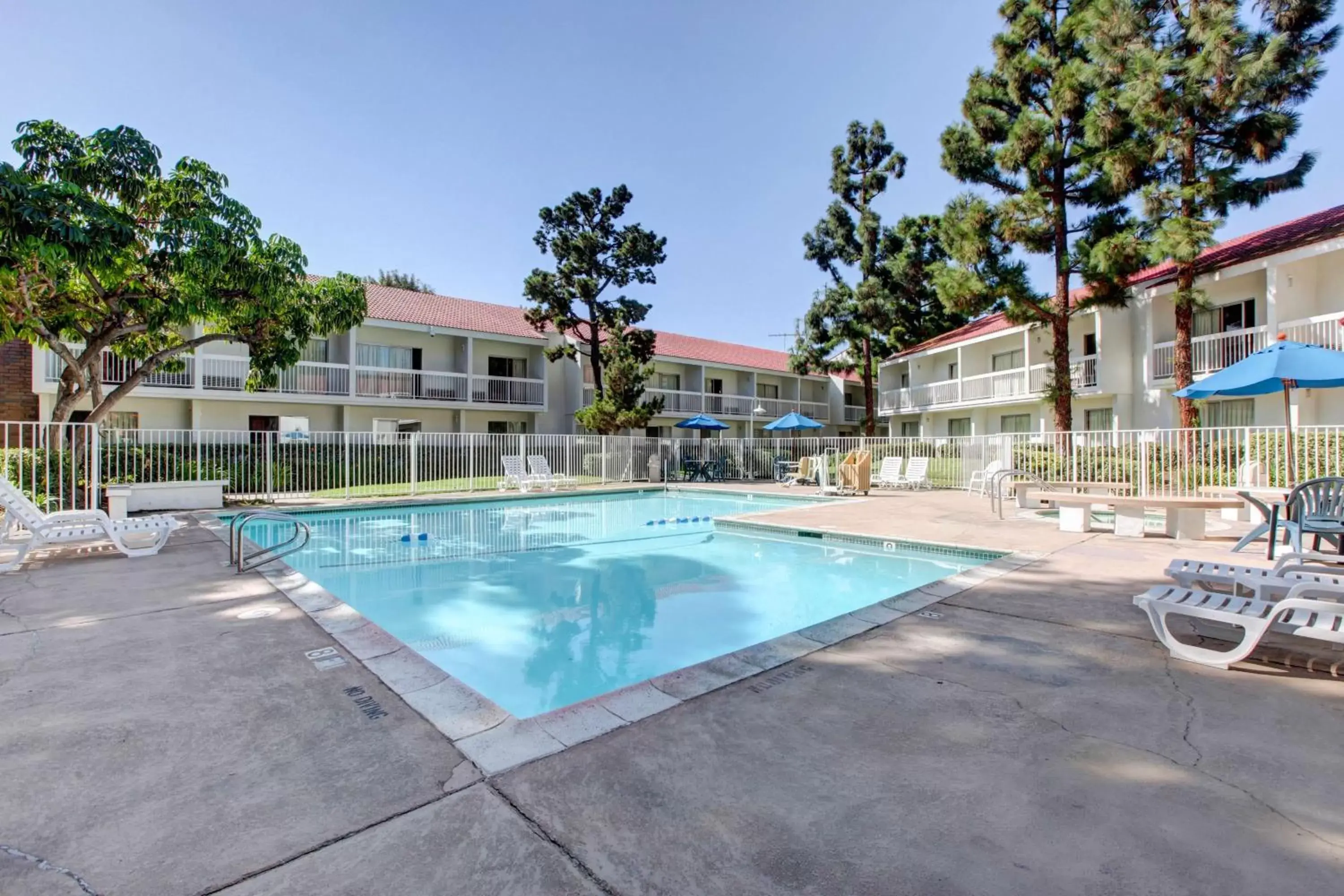 Day, Swimming Pool in Motel 6-Santa Ana, CA - Irvine - Orange County Airport