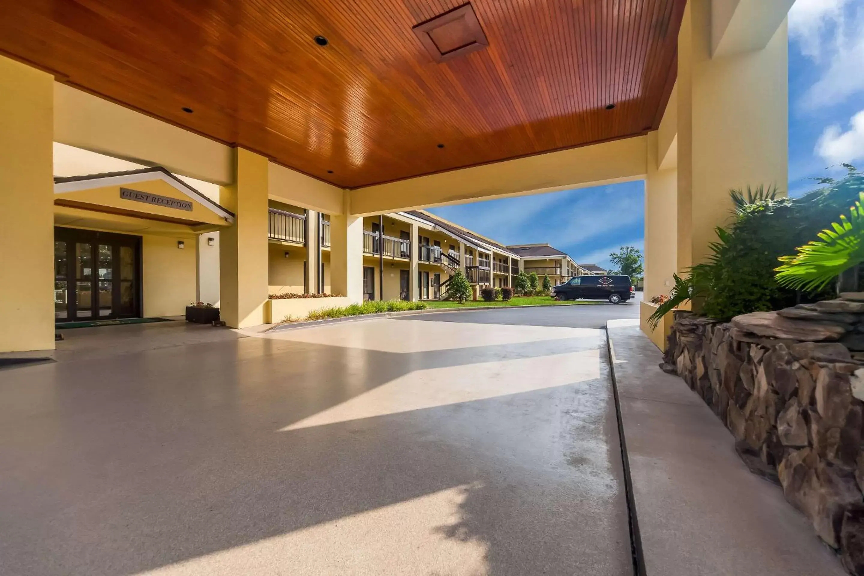 Property building in Quality Inn Coliseum Property building in Quality Inn Coliseum