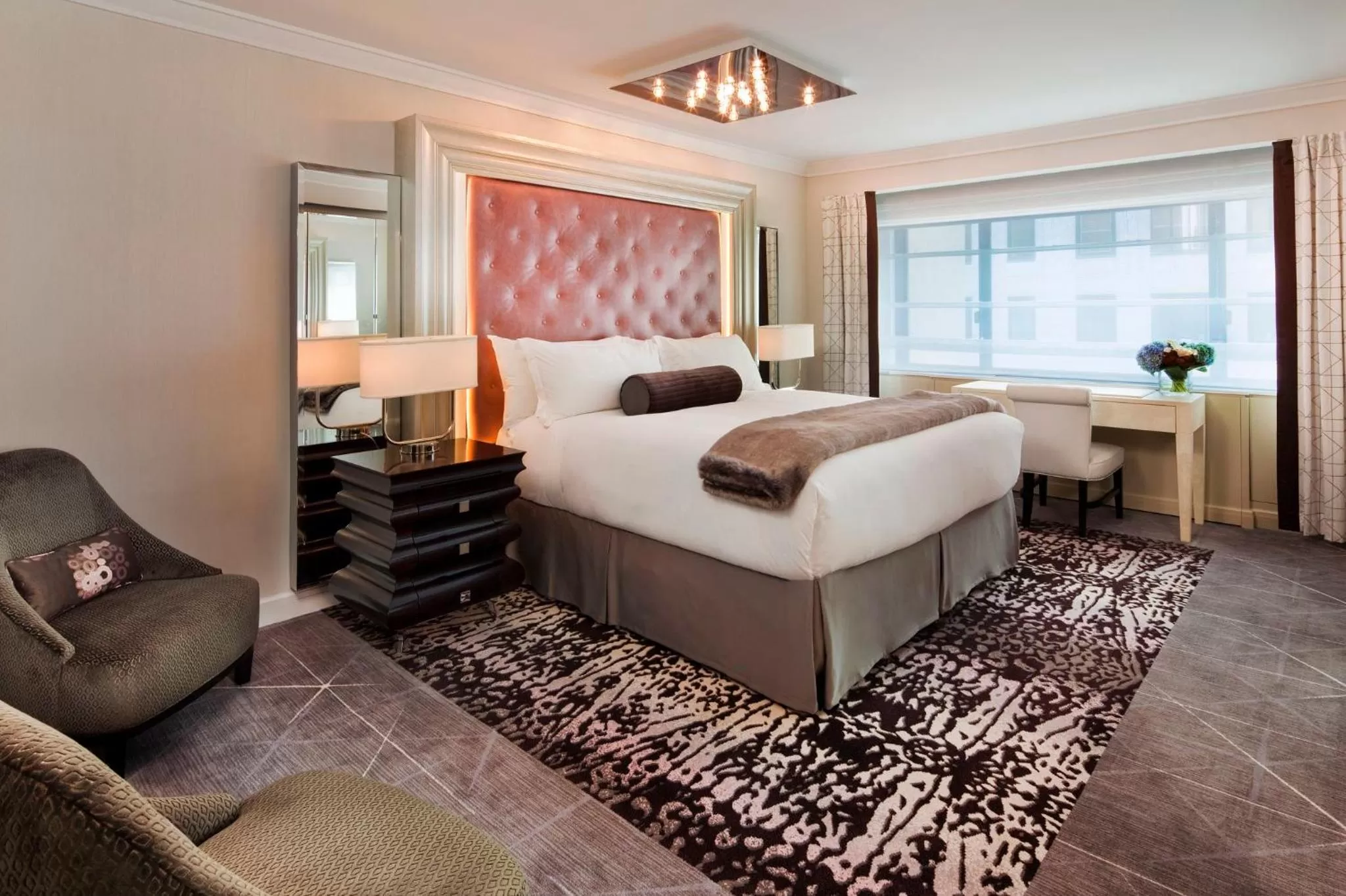 Photo of the whole room, Bed in Loews Regency New York Hotel
