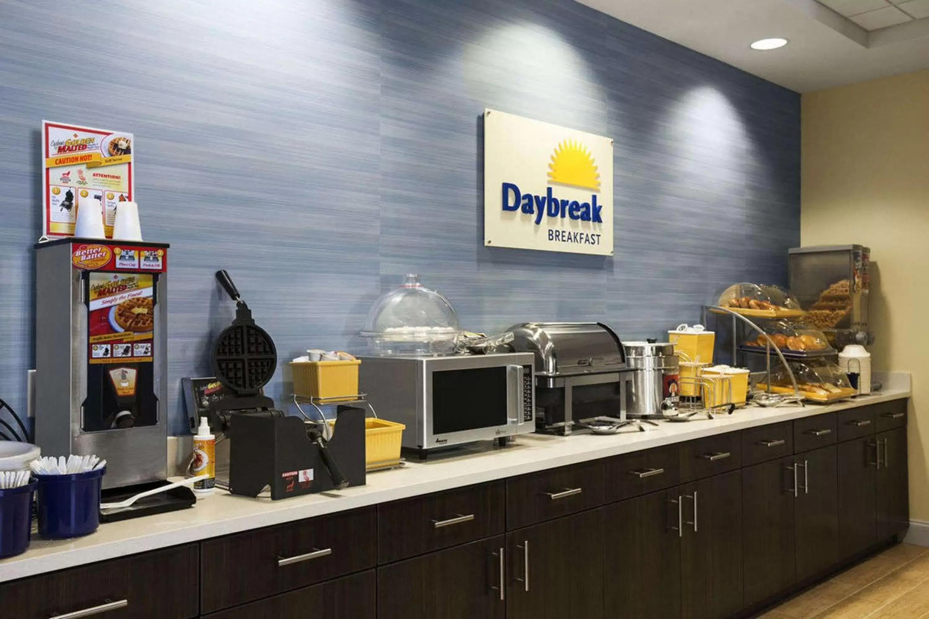 Communal kitchen in Days Inn & Suites by Wyndham Altoona