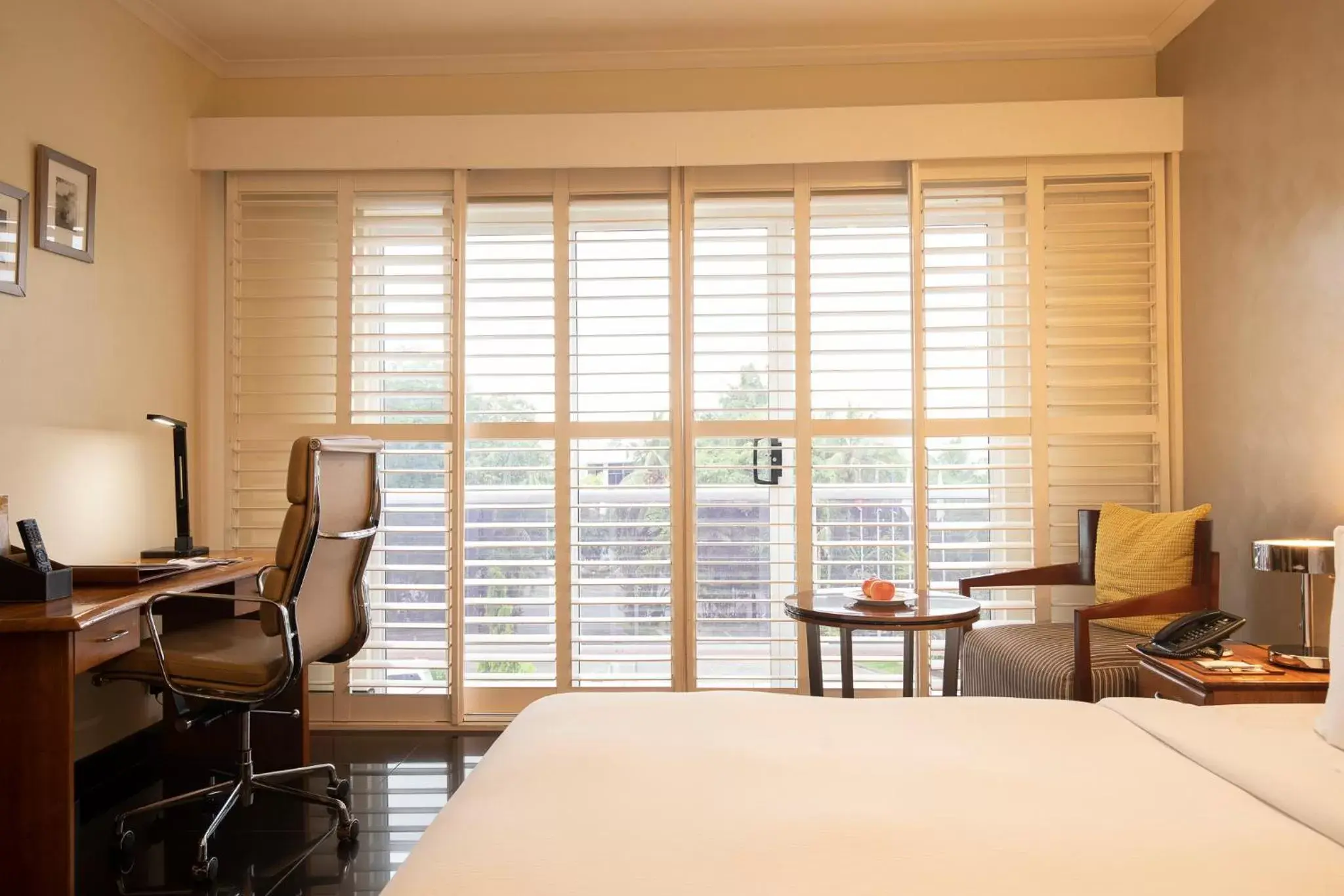 Bed, Seating Area in Airways Hotel