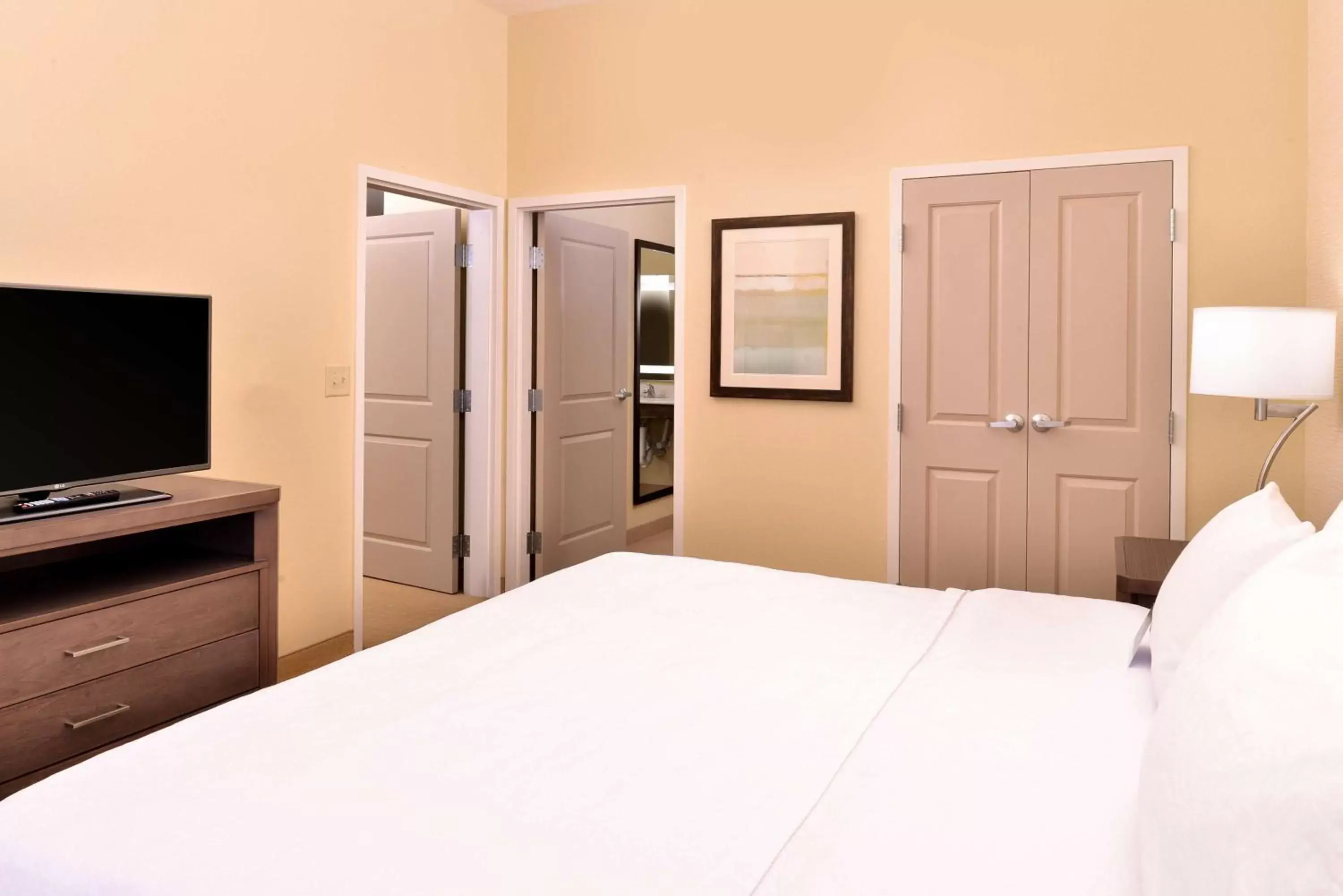 Bed in Homewood Suites by Hilton Houma