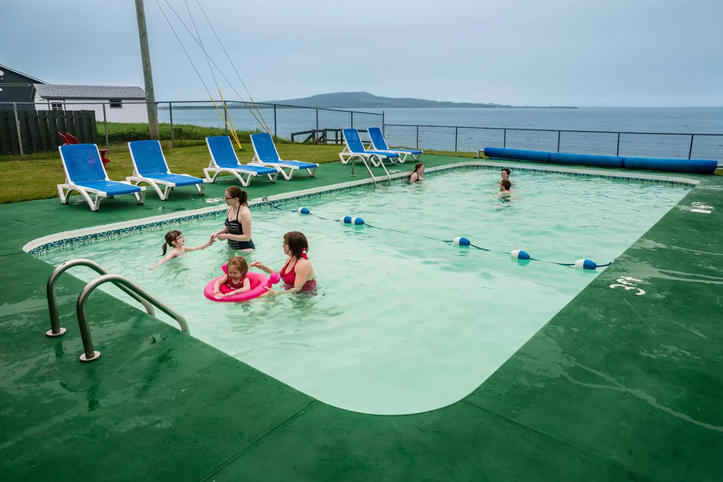 Patio, Swimming Pool in Shallow Bay Motel & Cabins Conference Centre