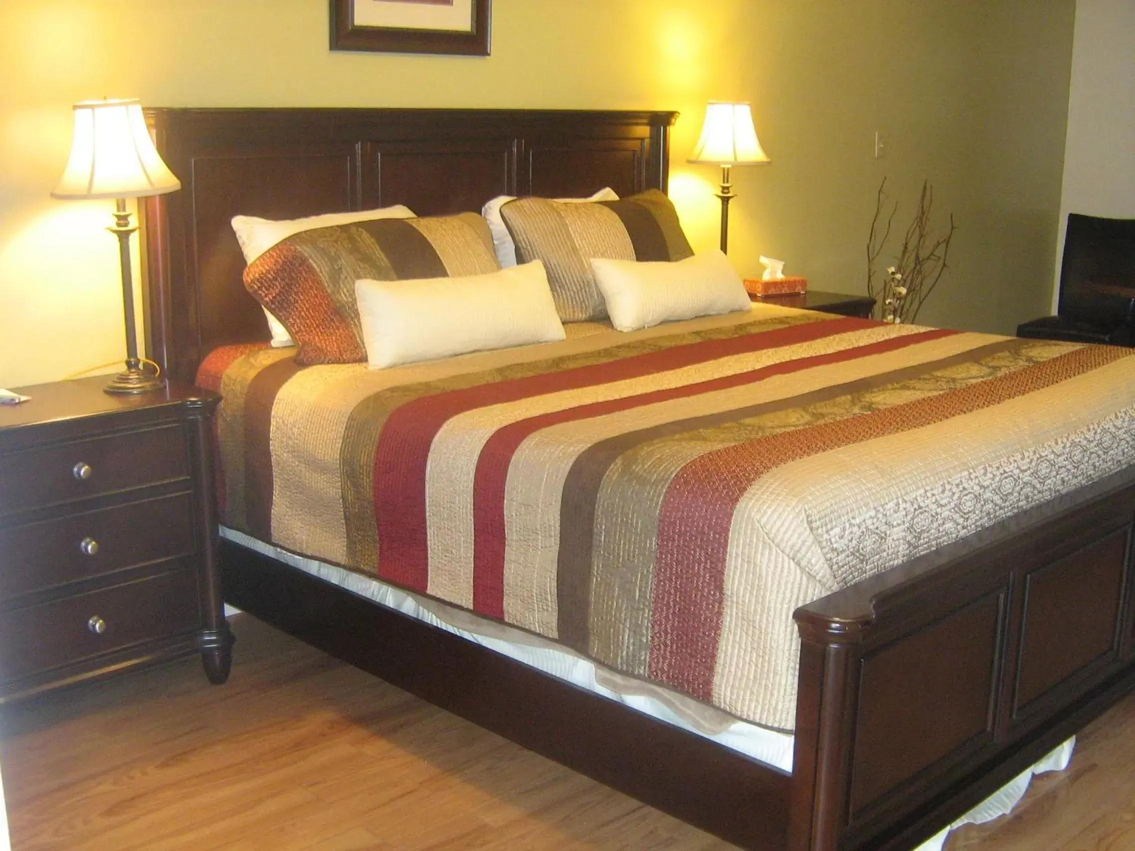 Bed, Room Photo in Parkway Motel & European Lodges