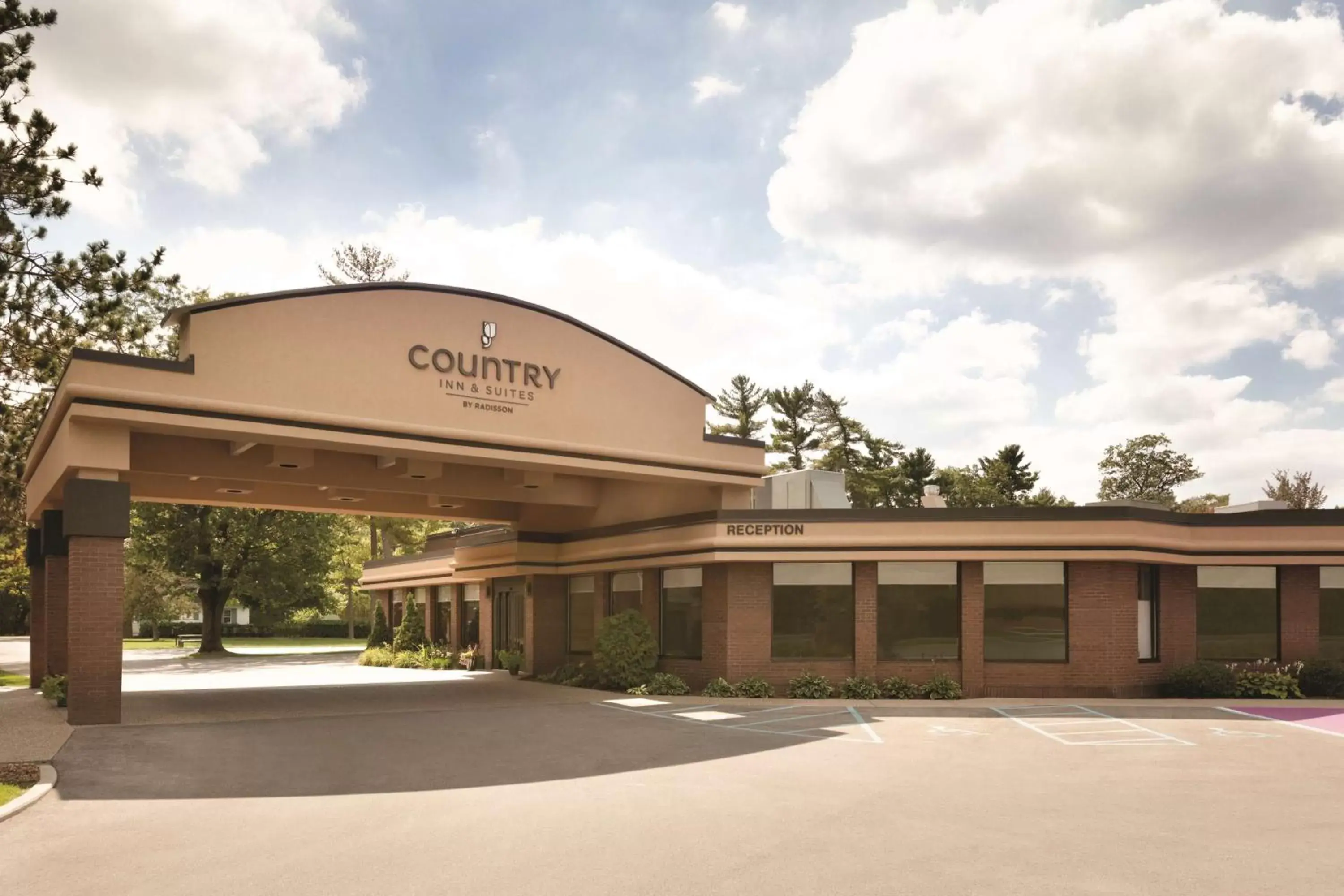 Property Building in Country Inn & Suites by Radisson, Traverse City, MI