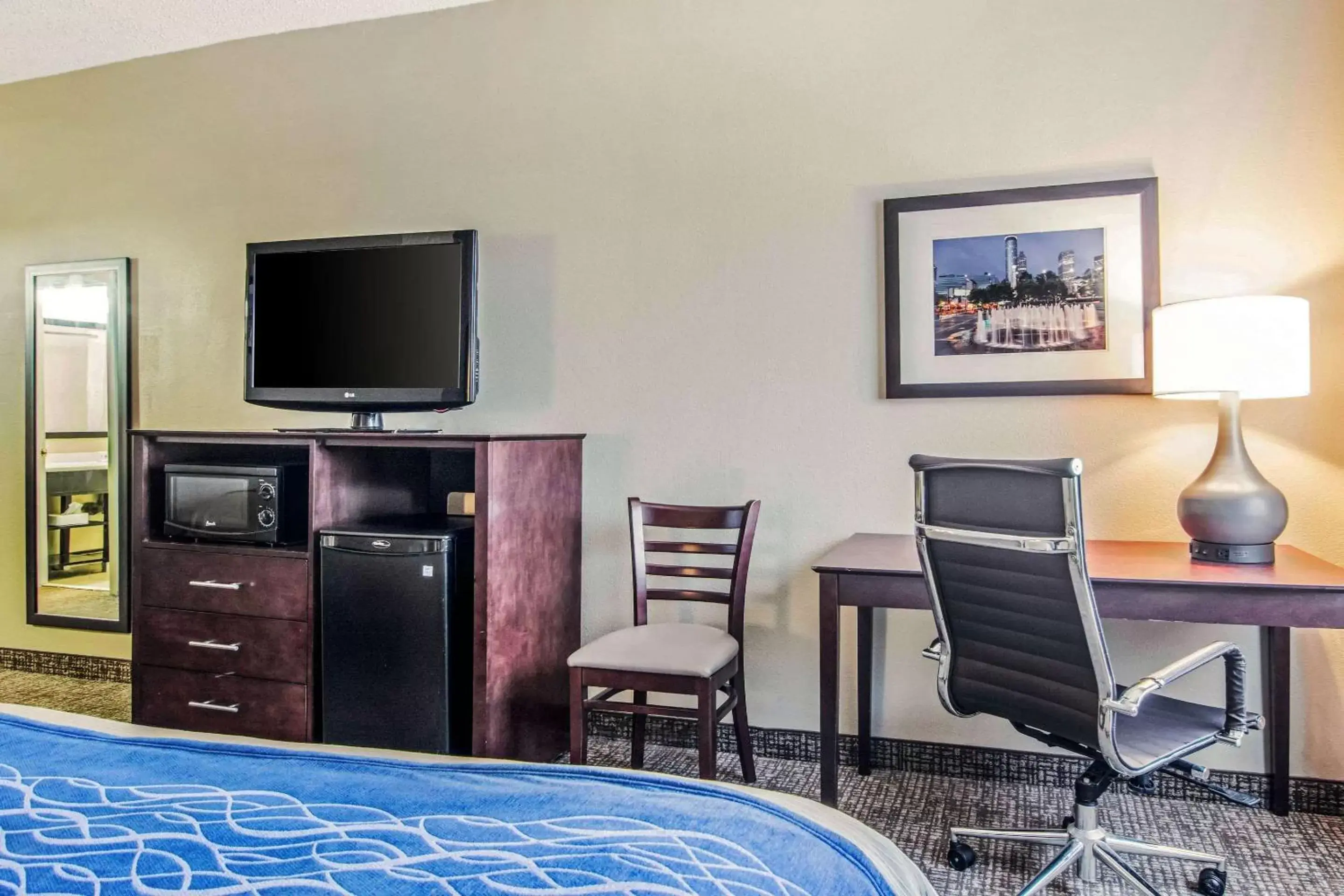 Photo of the whole room, TV/Entertainment Center in Comfort Inn Atlanta Downtown