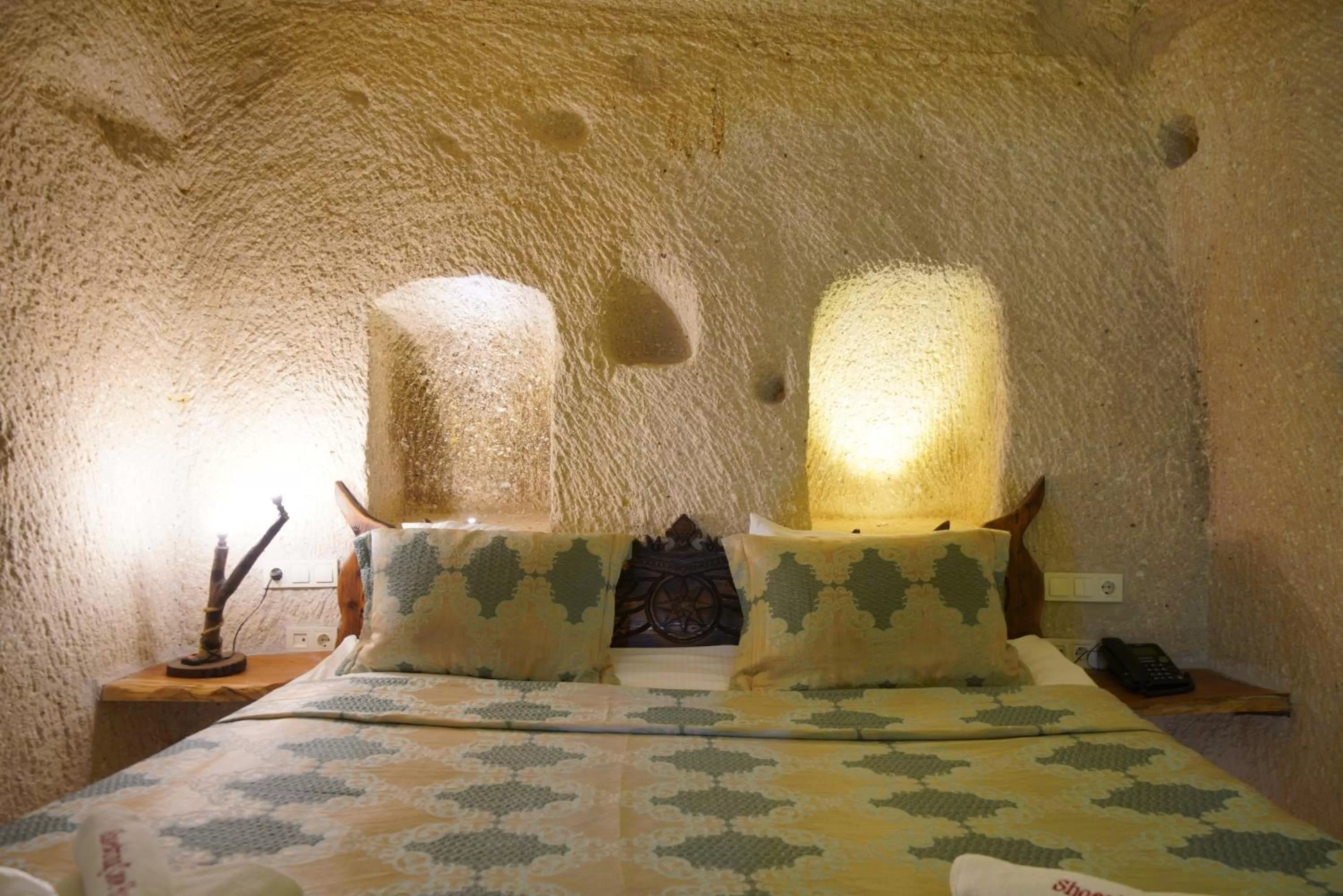 Bed in Shoestring Cave House