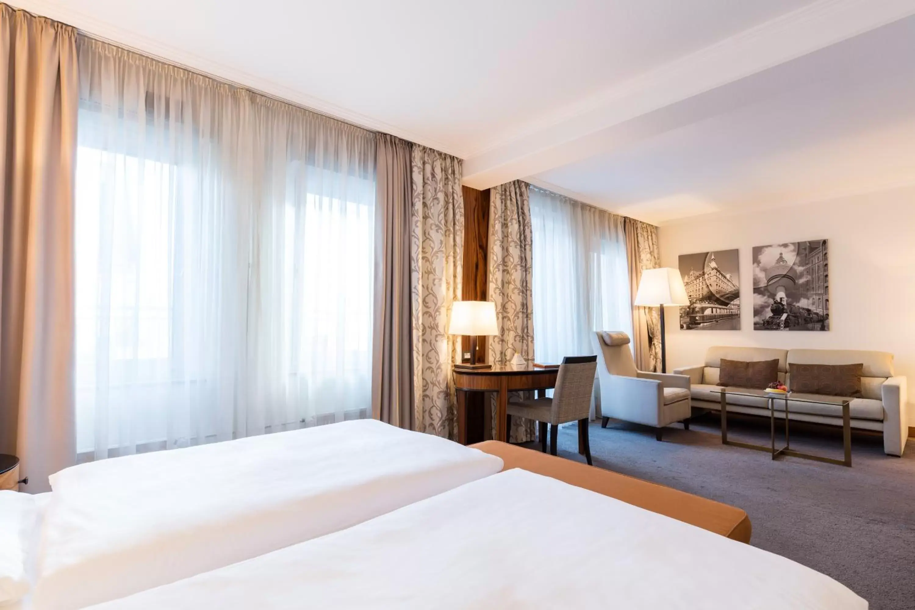 Seating area, Bed in Hotel Europaischer Hof Hamburg