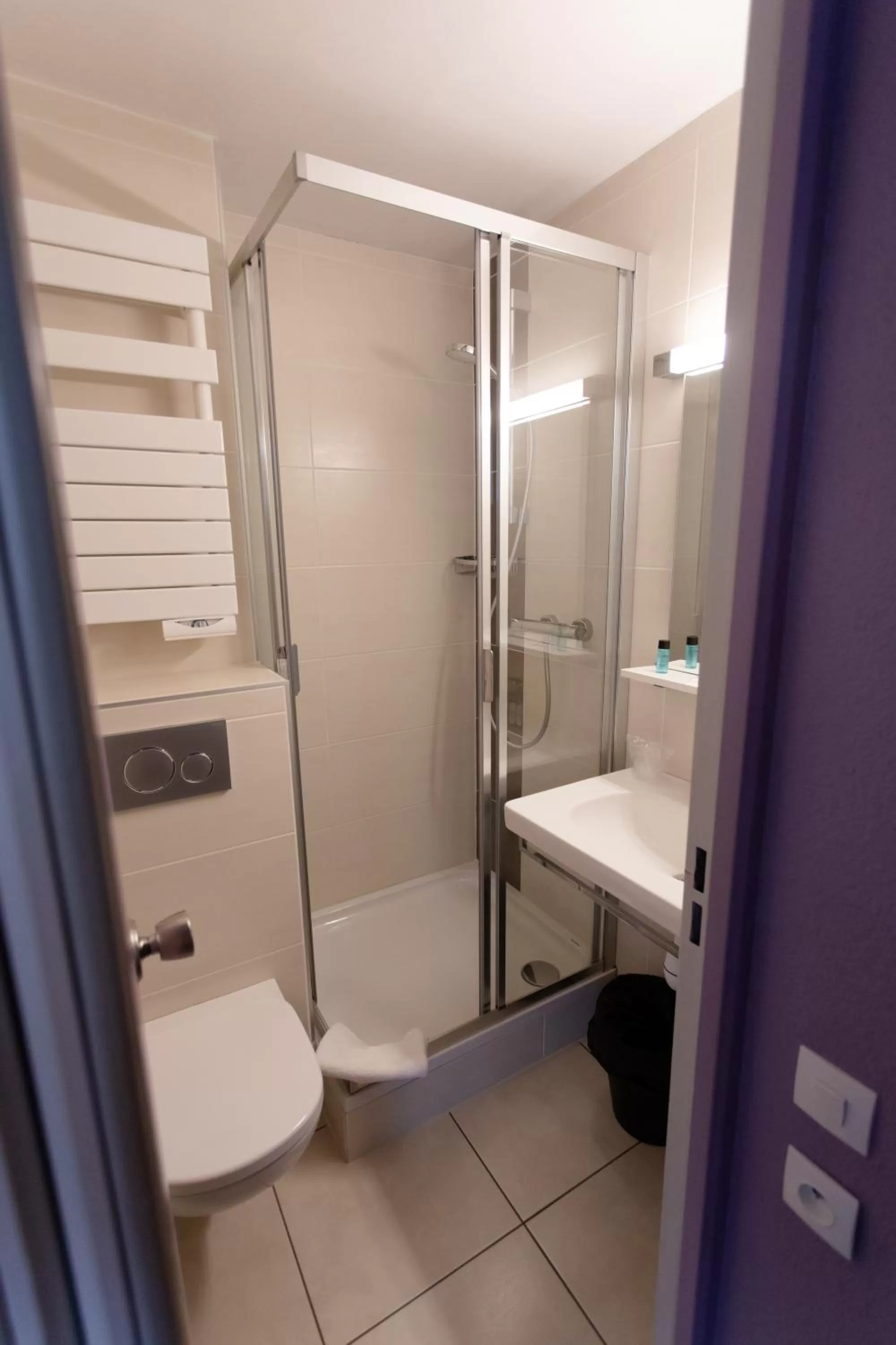 Shower in Hôtel Relais d'Étretat