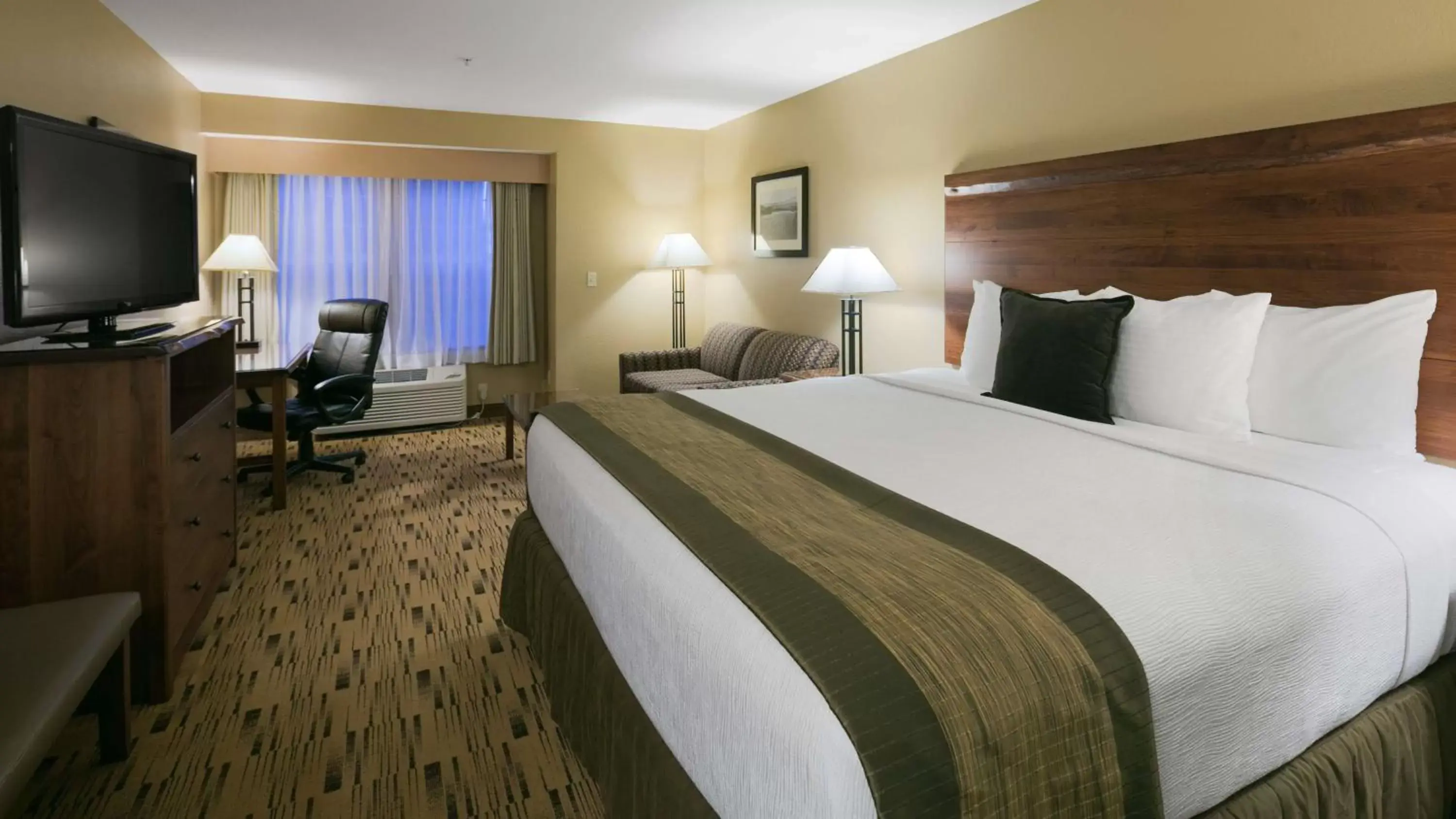Photo of the whole room, Bed in Best Western Plus Columbia River Inn