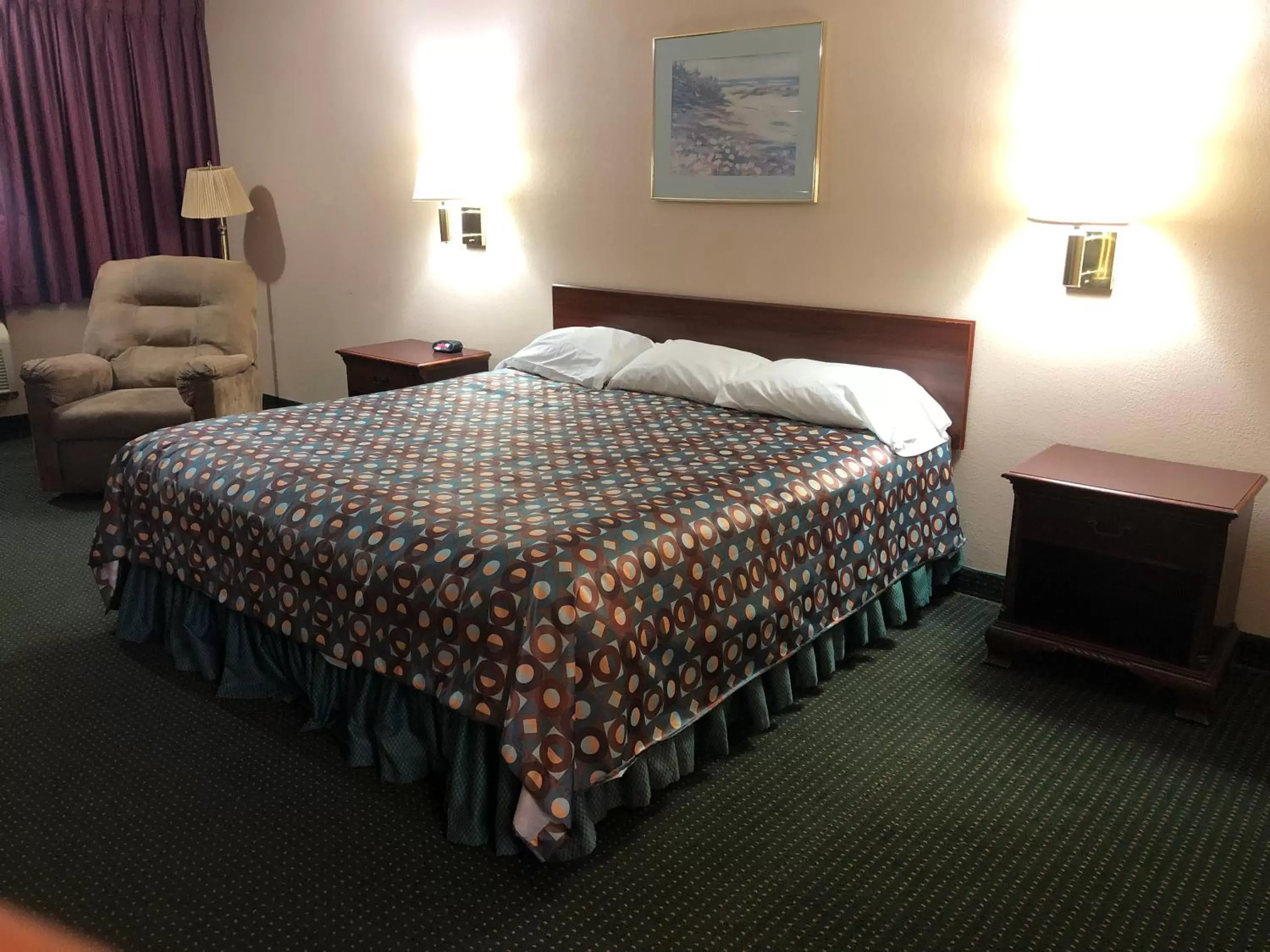 Bed in Marysville Surf Motel