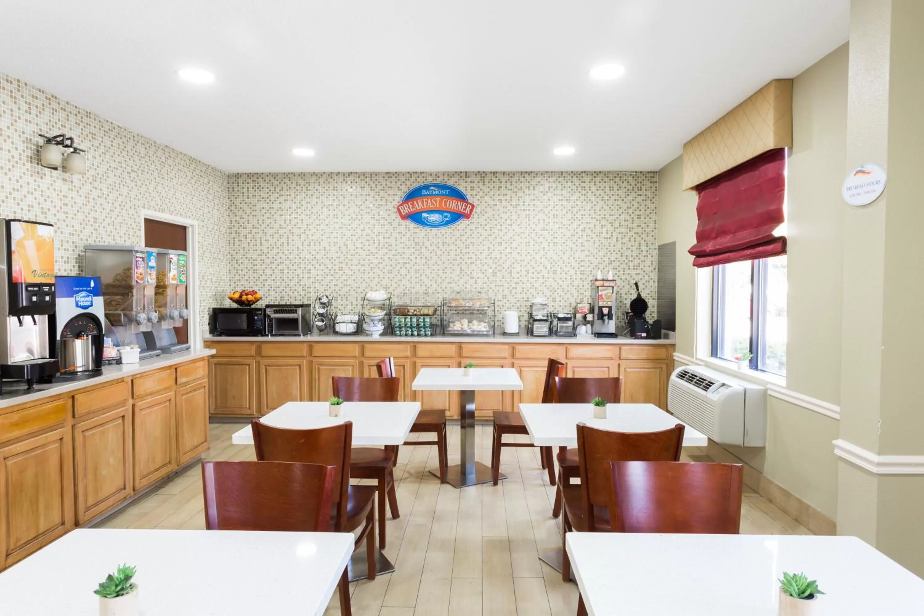 American breakfast in Baymont by Wyndham Savannah/Garden City