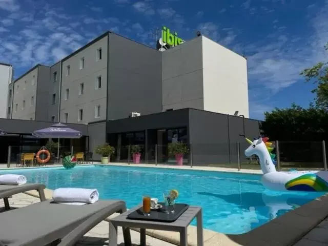 Property building, Swimming Pool in Ibis Styles Cognac