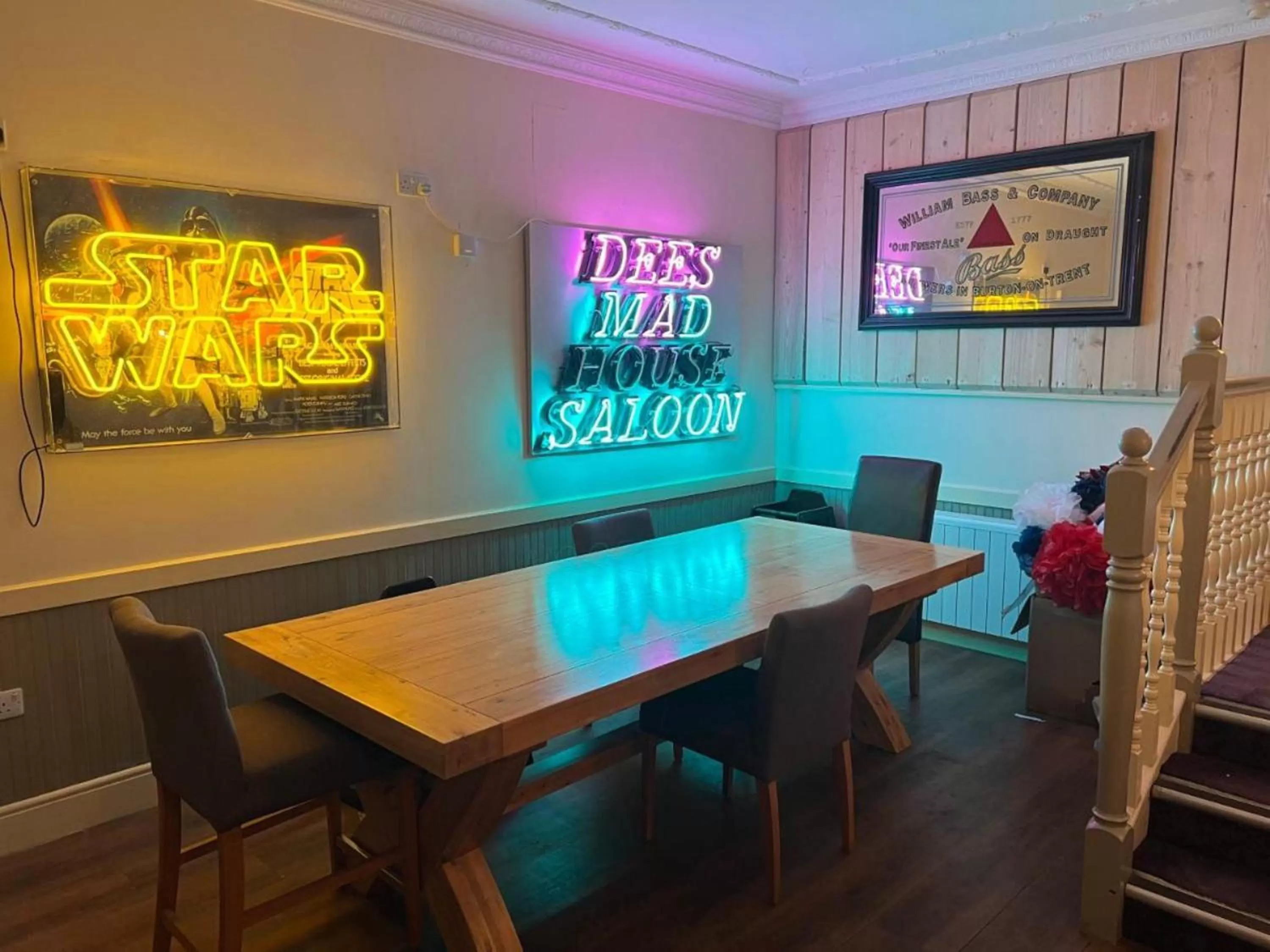 Restaurant/places to eat in Hatters Hotel