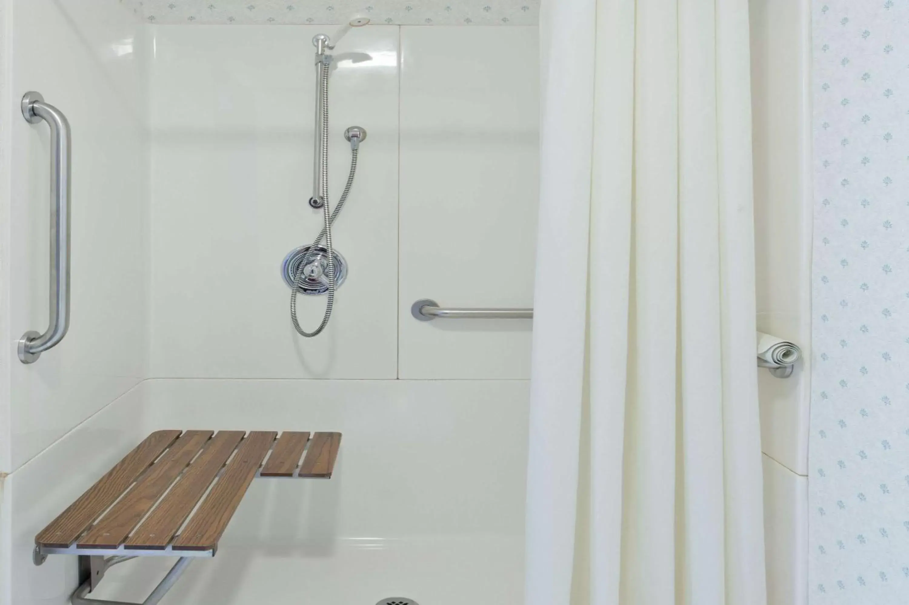 Queen Room - Mobility Access/Non-Smoking in Super 8 by Wyndham Rochelle Queen Room - Mobility Access/Non-Smoking in Super 8 by Wyndham Rochelle