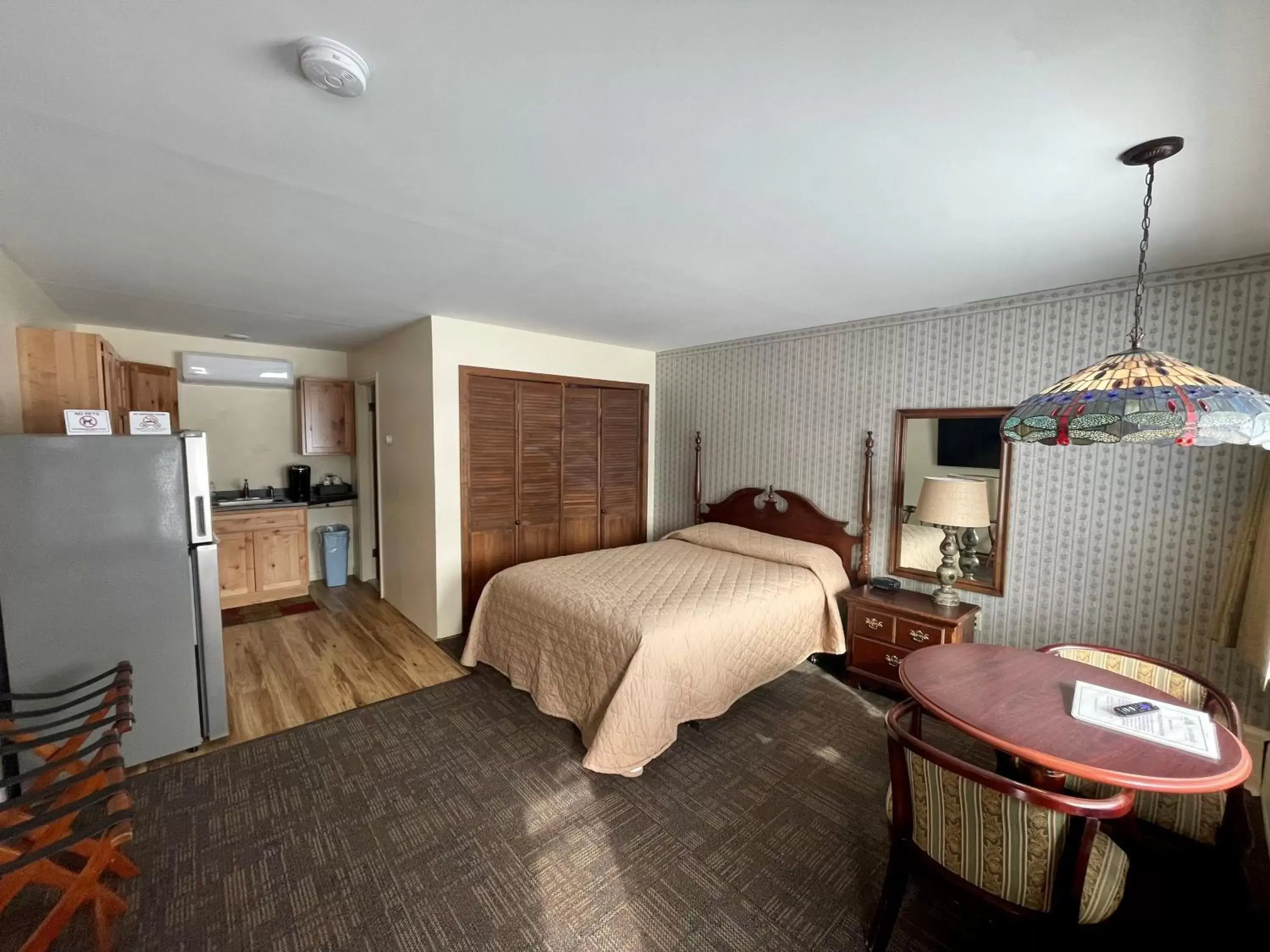 Kitchen or kitchenette in Sara Placid Inn & Suites