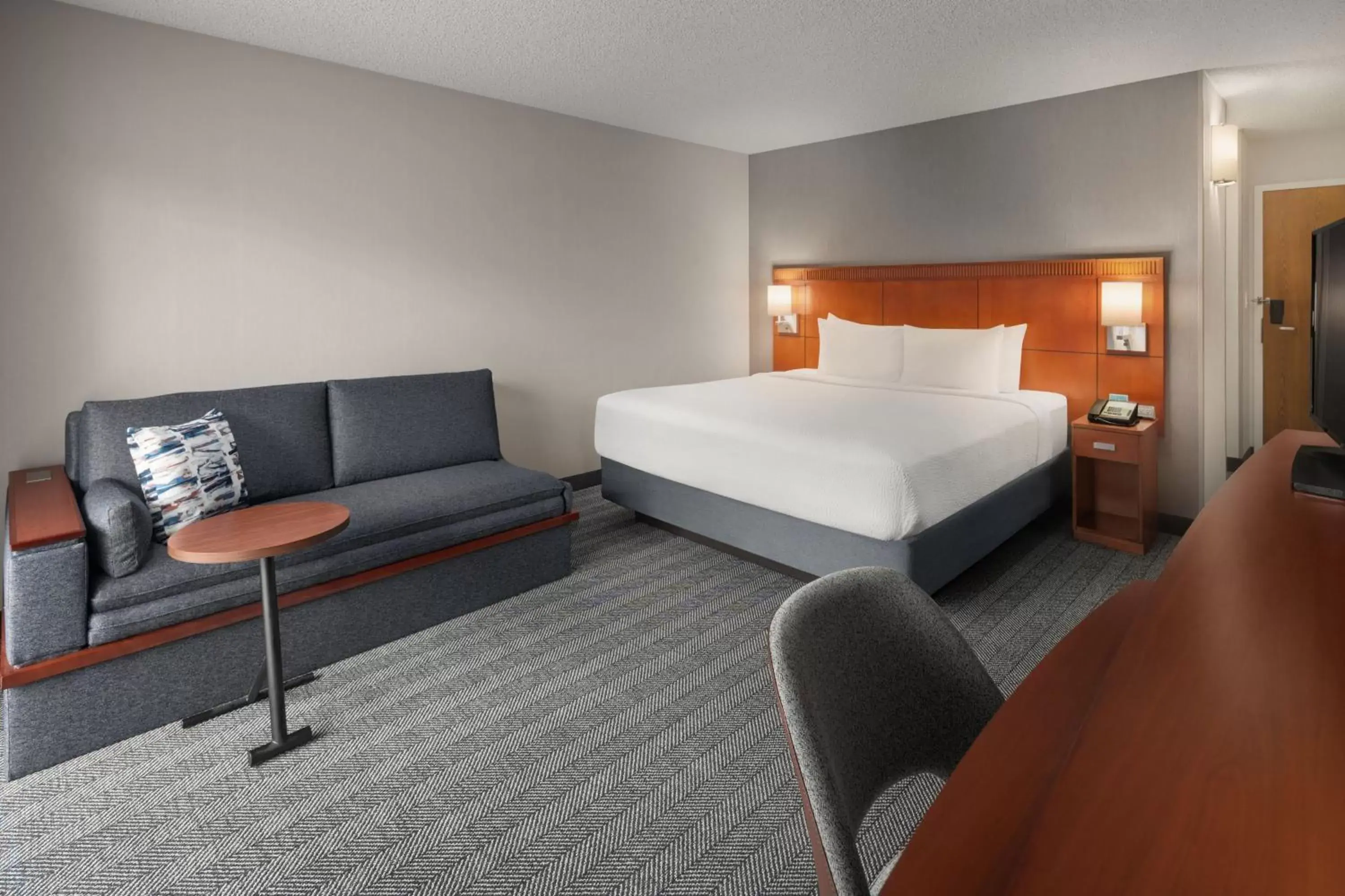 Photo of the whole room, Bed in Courtyard by Marriott Portland Beaverton