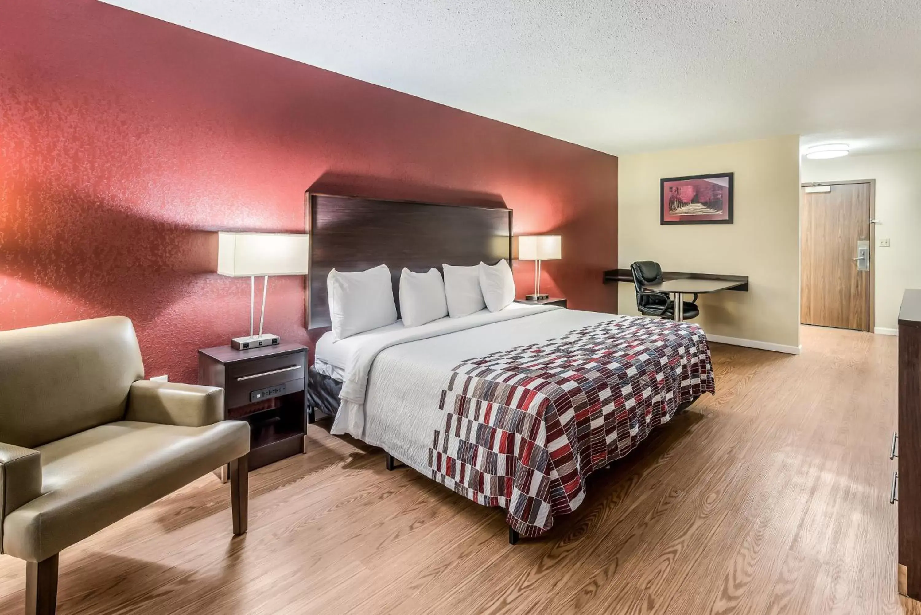 Photo of the whole room, Bed in Red Roof Inn & Suites Wapakoneta