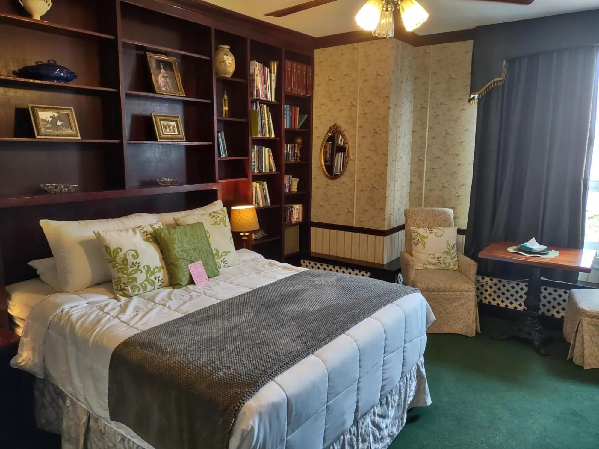 Photo of the whole room, Bed in The King George Inn