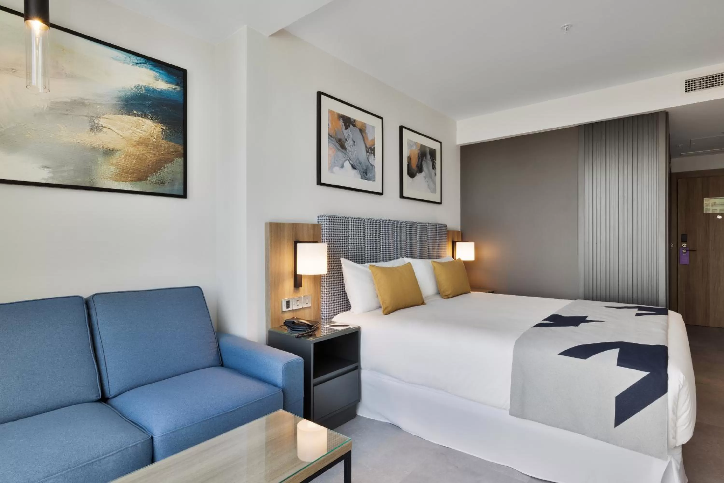 Photo of the whole room, Bed in Riu Plaza London Victoria