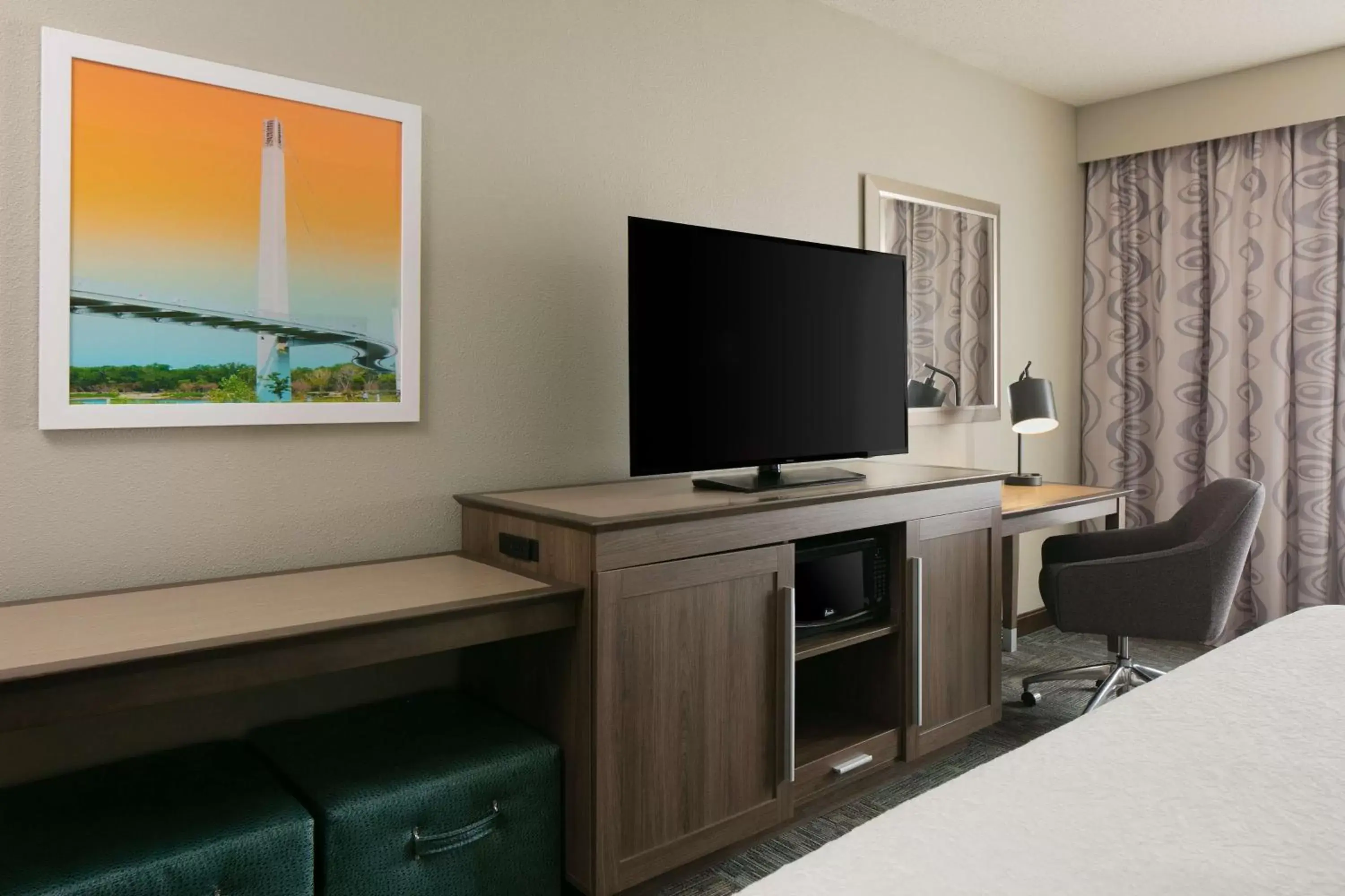 Bedroom, TV/Entertainment Center in Hampton Inn Council Bluffs