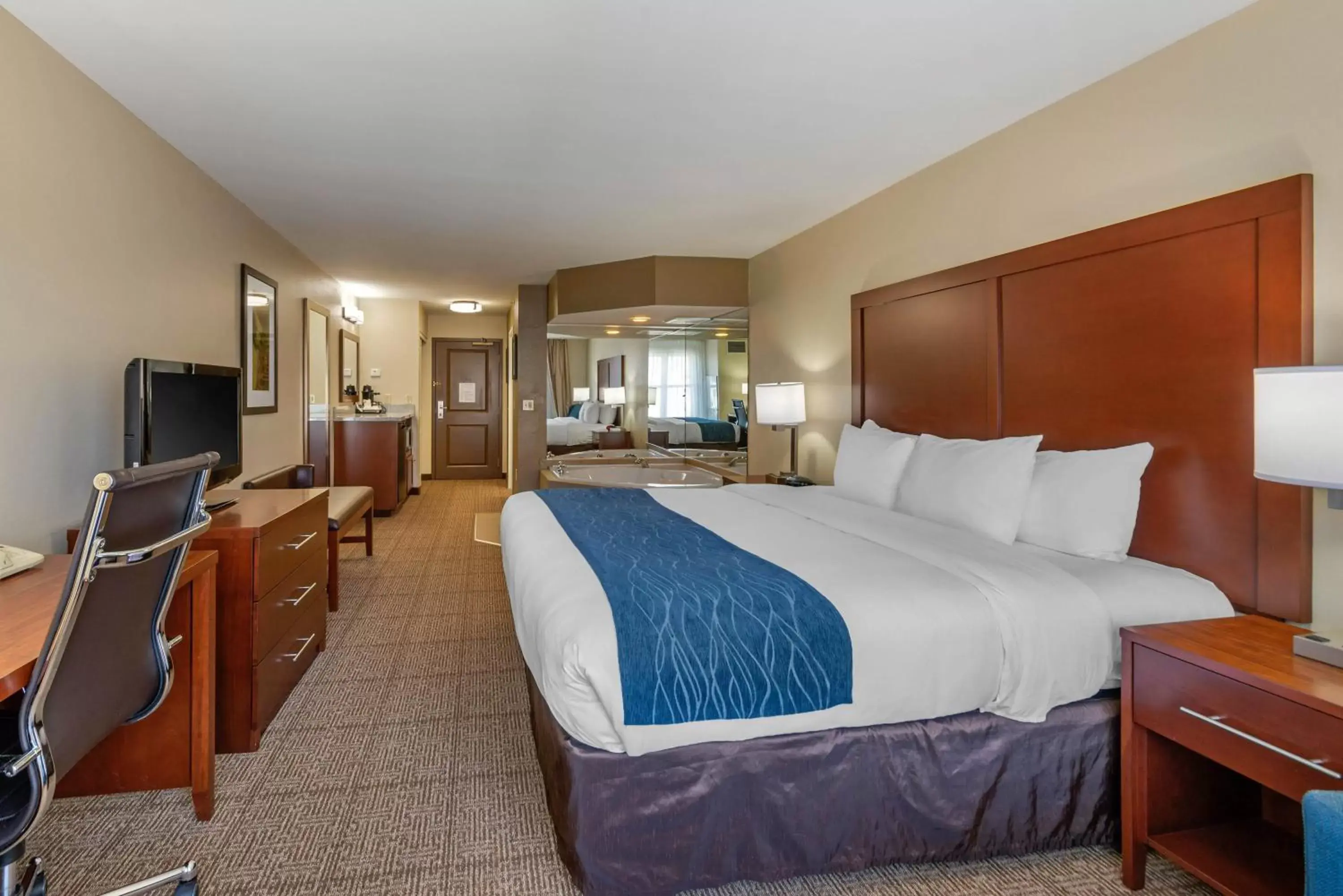 King Suite with Whirlpool - Non-Smoking in Comfort Inn & Suites Northern Kentucky