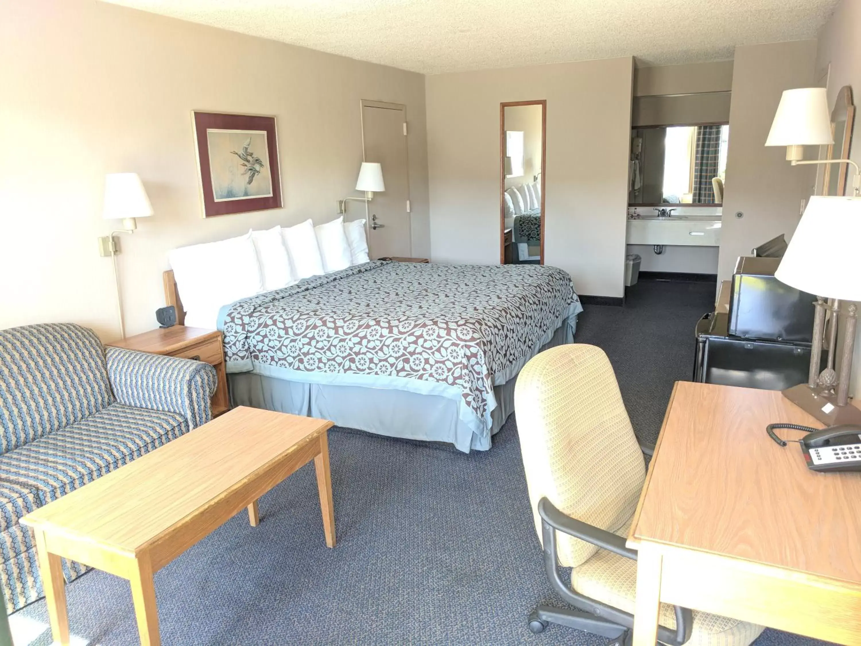 Photo of the whole room, Bed in Days Inn by Wyndham Seguin TX