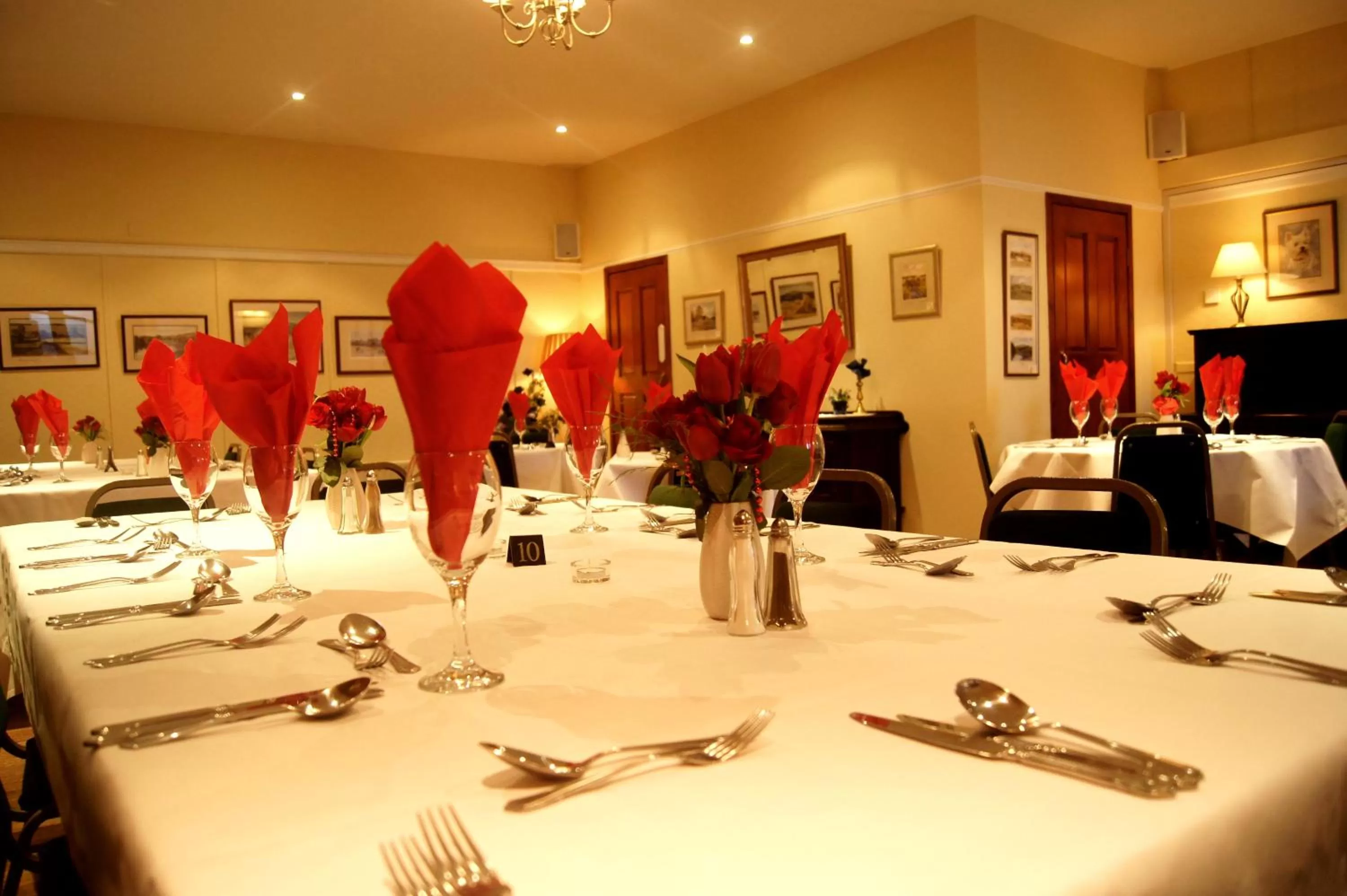 Restaurant/Places to Eat in Auld Cross Keys Inn