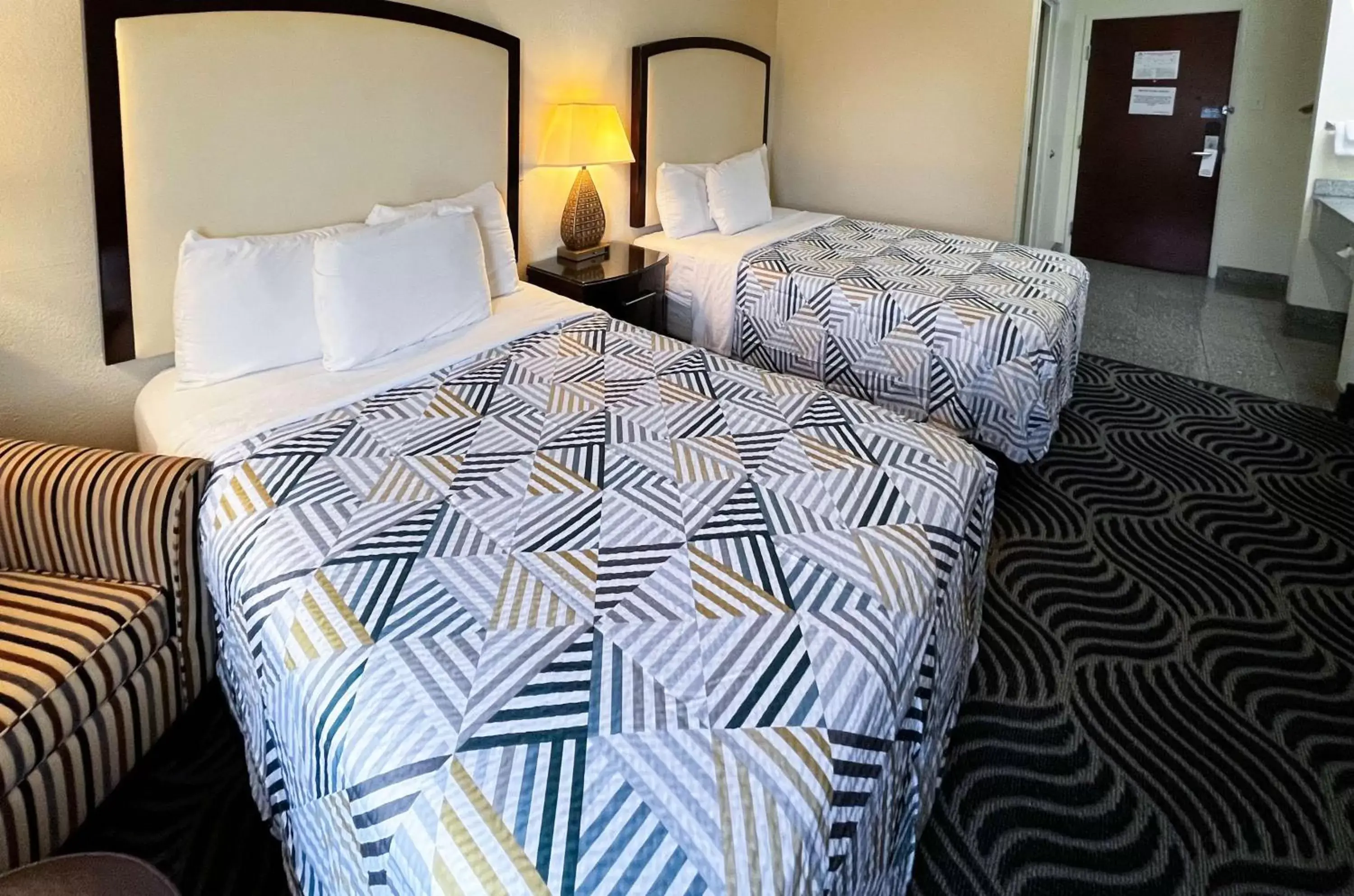 Photo of the whole room, Bed in Executive Inn & Suites Breaux Bridge, LA